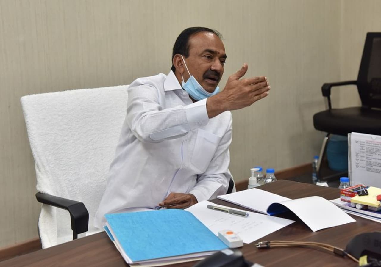 <p>తెలంగాణాలో ఈటల రాజేందర్ వ్యవహారం కరోనా వేళ కూడా హెడ్ లైన్ అంశంగా మారిపోయింది. ఈ మొత్తం వ్యవహారం కూడా ఒక సస్పెన్స్ థ్రిల్లర్ లాగ అనిపించకమానదు. తొలుత ఆరోపణలు వచ్చాయని ఒక వర్గం మీడియా మాత్రమే కథనాలను ప్రచురించడం, ఆ వెంటనే కేసీఆర్ విచారణకు ఆదేశించడం, ఈటల దమ్ముంటే నన్ను తొలగించండి అన్నట్టుగా ప్రెస్ మీట్ పెట్టి తన నిజాయితీని నిరూపించుకునే ప్రయత్నం చేయడం, తరువాతి రోజు కేసీఆర్ ఆయనను వైద్య ఆరోగ్యశాఖ బాధ్యతలను తప్పించారు. నెక్స్ట్ ఏమిటి అనే విషయం ఇప్పుడు సర్వత్రా చర్చనీయాంశంగా మారింది. </p> <p>తెలంగాణాలో ఈటల రాజేందర్ వ్యవహారం కరోనా వేళ కూడా హెడ్ లైన్ అంశంగా మారిపోయింది. ఈ మొత్తం వ్యవహారం కూడా ఒక సస్పెన్స్ థ్రిల్లర్ లాగ అనిపించకమానదు. తొలుత ఆరోపణలు వచ్చాయని ఒక వర్గం మీడియా మాత్రమే కథనాలను ప్రచురించడం, ఆ వెంటనే కేసీఆర్ విచారణకు ఆదేశించడం, ఈటల దమ్ముంటే నన్ను తొలగించండి అన్నట్టుగా ప్రెస్ మీట్ పెట్టి తన నిజాయితీని నిరూపించుకునే ప్రయత్నం చేయడం, తరువాతి రోజు కేసీఆర్ ఆయనను వైద్య ఆరోగ్యశాఖ బాధ్యతలను తప్పించారు. నెక్స్ట్ ఏమిటి అనే విషయం ఇప్పుడు సర్వత్రా చర్చనీయాంశంగా మారింది. </p>