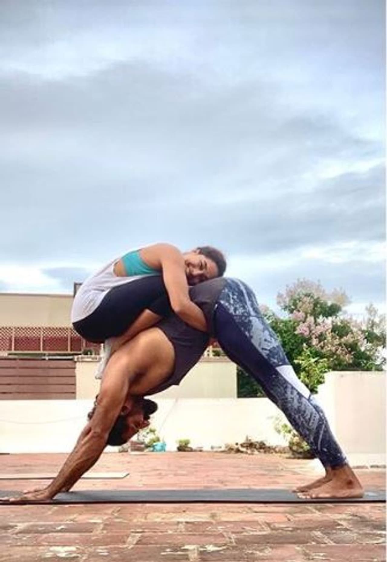 <p>கணவர் முதுகில் தொற்றி கொண்டு இப்படியெல்லாம் பயிற்சி செய்ய முடியுமா?</p> <p>கணவர் முதுகில் தொற்றி கொண்டு இப்படியெல்லாம் பயிற்சி செய்ய முடியுமா?</p>