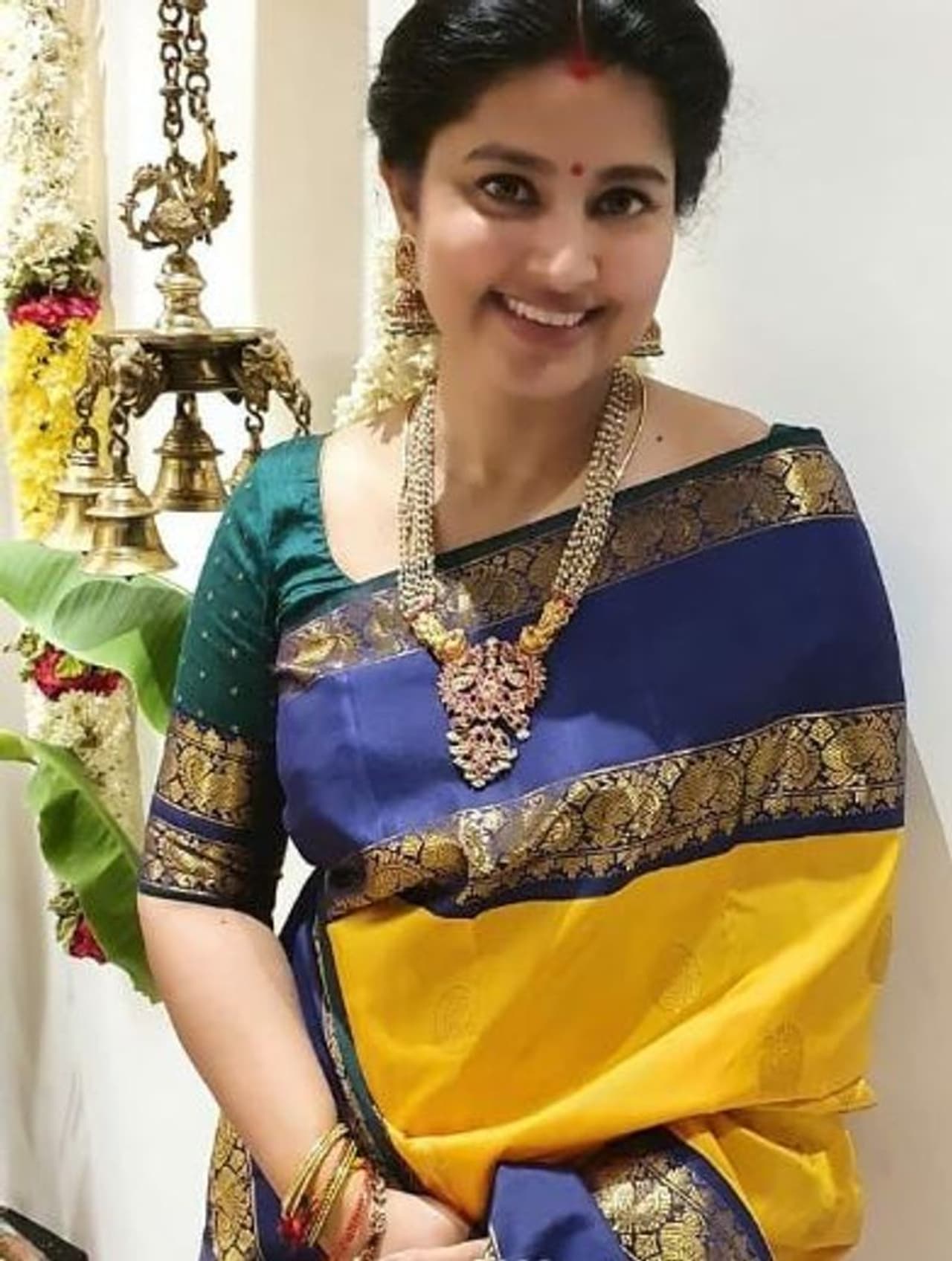 <p>மஞ்சள் நிற சேலையில் மங்களகரமாக இருக்கும் சினேகா </p> <p>மஞ்சள் நிற சேலையில் மங்களகரமாக இருக்கும் சினேகா </p>