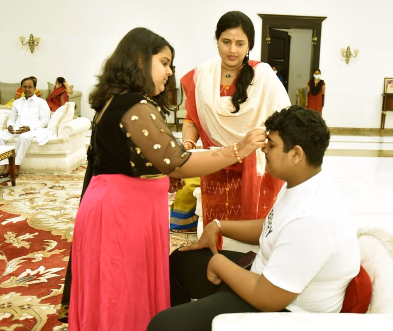 <p>కేటీఆర్ తనయుడు హిమాన్షుకు రాఖీ కడుతున్న అతడి చెల్లి</p> <p>కేటీఆర్ తనయుడు హిమాన్షుకు రాఖీ కడుతున్న అతడి చెల్లి</p>