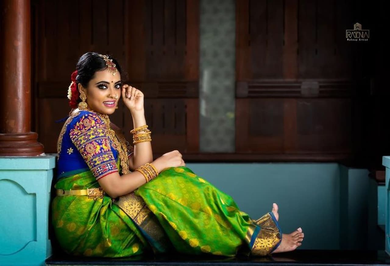 <p>திருமண பெண் போல் போஸ் கொடுக்கும் யமுனா</p> <p>திருமண பெண் போல் போஸ் கொடுக்கும் யமுனா</p>