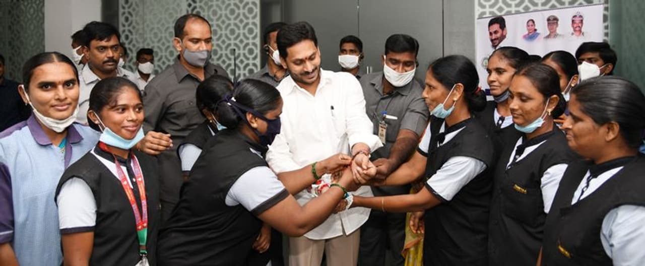 <p>ముఖ్యమంత్రి జగన్ కు రాఖీ కడుతున్న మహిళలు</p> <p>ముఖ్యమంత్రి జగన్ కు రాఖీ కడుతున్న మహిళలు</p>