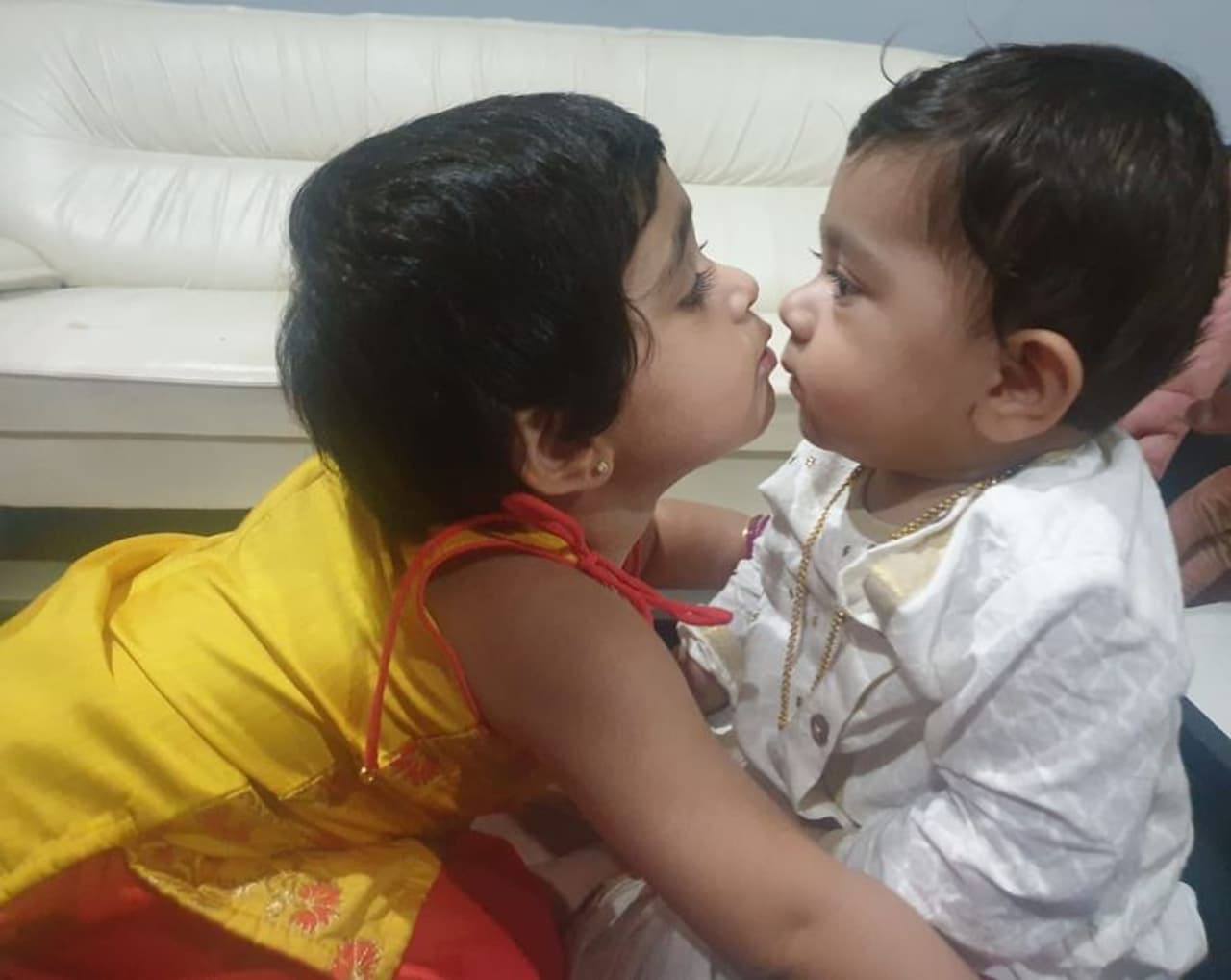 <p>ಅಕ್ಕ ತಮ್ಮನ ಮಧುರ ಬಾಂಧವ್ಯ ಸದಾ ಅನುಪಮ</p> <p>ಅಕ್ಕ ತಮ್ಮನ ಮಧುರ ಬಾಂಧವ್ಯ ಸದಾ ಅನುಪಮ</p>