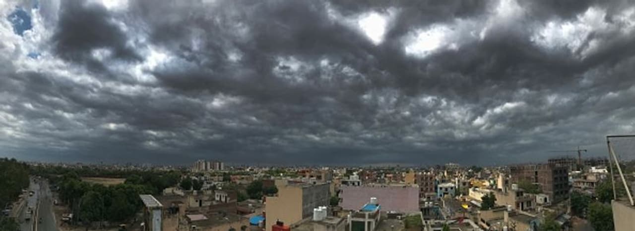 <p>മഹാരാഷ്ട്രയില്‍ മുംബൈയ്ക്ക് പുറമേ താനെ, പൂനെ, റായഗഡ്, രത്നഗിരി ജില്ലകളിലാണ് കാലാവസ്ഥാ മുന്നറിയിപ്പ്.&nbsp;<br />&nbsp;</p>