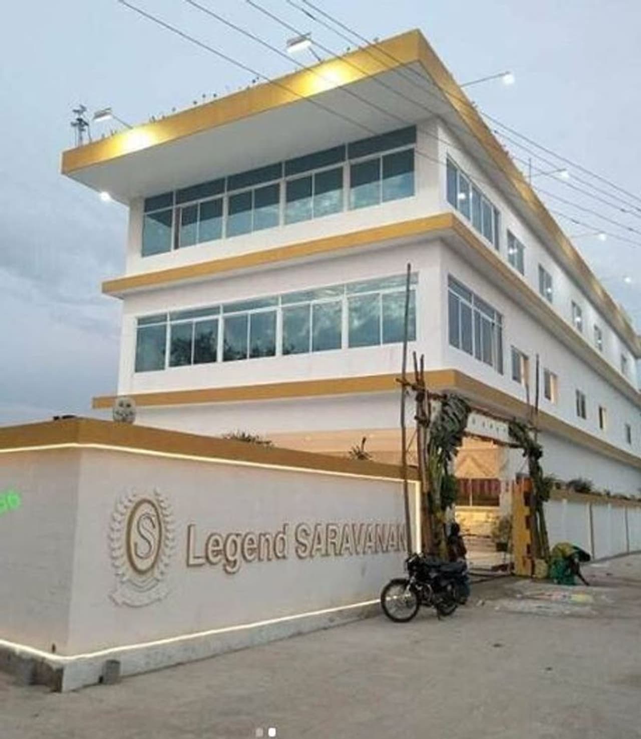 <p>வீட்டின் முன் பகுதி, பெரிய எழுத்துக்களால் லெஜெண்ட் சரவணா என எழுதி இருப்பதை காண முடியும்.</p> <p>வீட்டின் முன் பகுதி, பெரிய எழுத்துக்களால் லெஜெண்ட் சரவணா என எழுதி இருப்பதை காண முடியும்.</p>