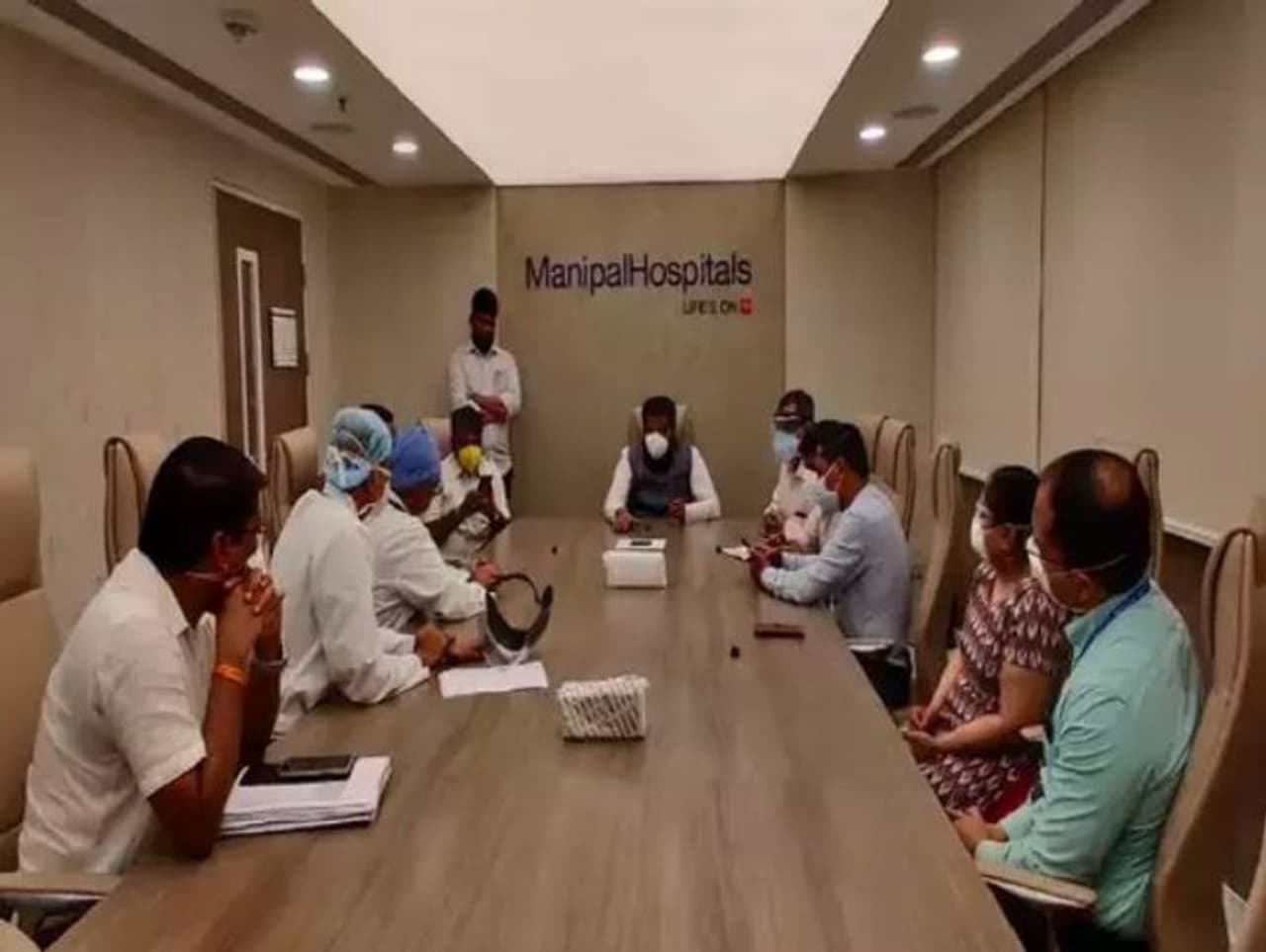 <p>Karnataka health minister B Sriramulu on Tuesday (August 4) gave updates about chief minister BS Yediyurappa and Opposition leader Siddaramaiah, who have tested positive for coronavirus and are being treated at Manipal Hospital in Bengaluru.</p> <p>Karnataka health minister B Sriramulu on Tuesday (August 4) gave updates about chief minister BS Yediyurappa and Opposition leader Siddaramaiah, who have tested positive for coronavirus and are being treated at Manipal Hospital in Bengaluru.</p>