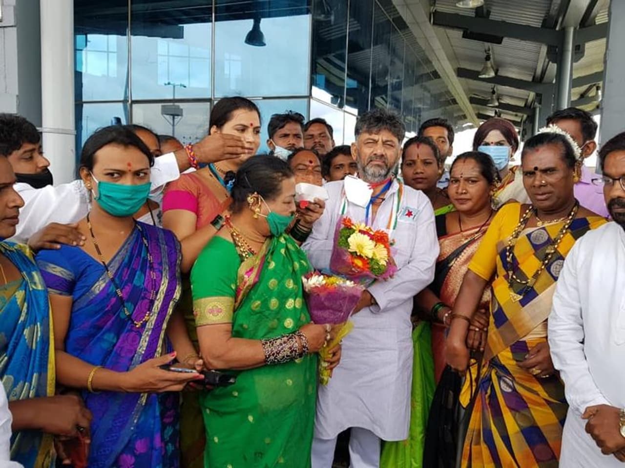 <p>ಬೆಂಗಳೂರಿನಿಂದ ಕಲಬುರಗಿ ವಿಮಾನ ನಿಲ್ದಾಣಕ್ಕೆ ಇಂದು (ಮಂಗಳವಾರ) ಬೆಳಿಗ್ಗೆ ಬಂದಿಳಿದ ಕೆಪಿಸಿಸಿ ಅಧ್ಯಕ್ಷ ಡಿ.ಕೆ. ಶಿವಕುಮಾರ್ ಅವರಿಗೆ ಮಂಗಳಮುಖಿಯರು ಸ್ವಾಗತಿಸಿದರು.</p> <p>ಬೆಂಗಳೂರಿನಿಂದ ಕಲಬುರಗಿ ವಿಮಾನ ನಿಲ್ದಾಣಕ್ಕೆ ಇಂದು (ಮಂಗಳವಾರ) ಬೆಳಿಗ್ಗೆ ಬಂದಿಳಿದ ಕೆಪಿಸಿಸಿ ಅಧ್ಯಕ್ಷ ಡಿ.ಕೆ. ಶಿವಕುಮಾರ್ ಅವರಿಗೆ ಮಂಗಳಮುಖಿಯರು ಸ್ವಾಗತಿಸಿದರು.</p>