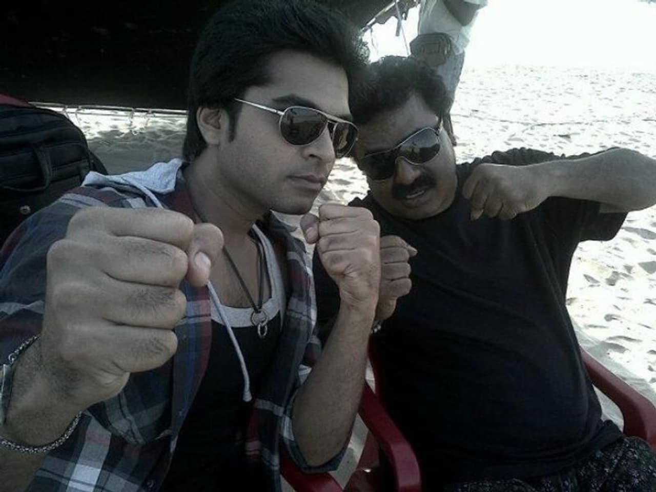 <p>தமிழ் சினிமாவில் முதலில் சாக்லெட் பாயாக அறிமுகமாகும் ஹீரோக்கள் மெல்ல மெல்ல ஆக்ஷன் கதாபாத்திரங்களை தேர்வு செய்து பட்டையைக் கிளப்ப ஆரம்பிப்பார்கள். ஆனால் சிம்புவோ ஆரம்பமே அதிரடியாக தான் ஆரம்பித்தார். </p> <p>தமிழ் சினிமாவில் முதலில் சாக்லெட் பாயாக அறிமுகமாகும் ஹீரோக்கள் மெல்ல மெல்ல ஆக்ஷன் கதாபாத்திரங்களை தேர்வு செய்து பட்டையைக் கிளப்ப ஆரம்பிப்பார்கள். ஆனால் சிம்புவோ ஆரம்பமே அதிரடியாக தான் ஆரம்பித்தார். </p>