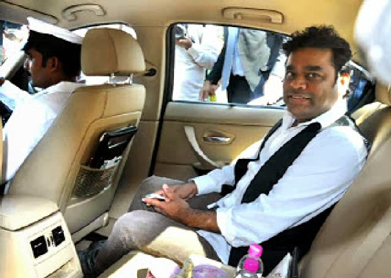 <p>இசைப்புயல் எ ஆர் ரஹ்மான் இவர் நெறைய விருதுகள் பெற்று வந்ததால் இவருக்கு ரோல்ஸ் ராய்ஸ் கார் வழங்கினார்</p> <p>இசைப்புயல் எ ஆர் ரஹ்மான் இவர் நெறைய விருதுகள் பெற்று வந்ததால் இவருக்கு ரோல்ஸ் ராய்ஸ் கார் வழங்கினார்</p>