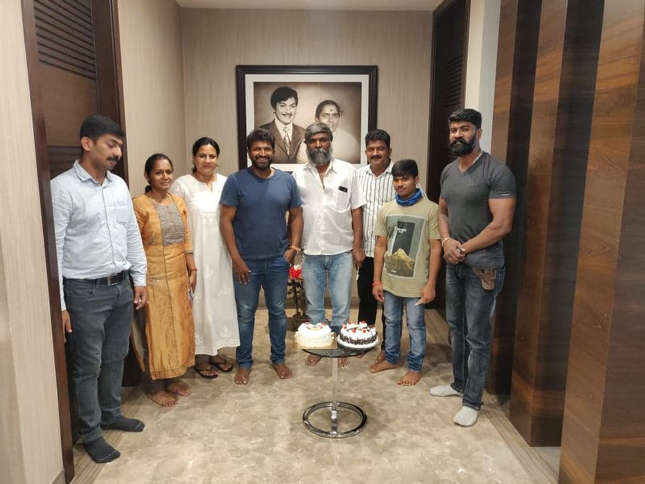 <p>ಪುನೀತ್ ರಾಜ್ಕುಮಾರ್ ತಮ್ಮ ಮನೆಯಲ್ಲಿ 30 ವರ್ಷಗಳಿಂದ ಕಾರು ಚಾಲಕನಾಗಿ ಕೆಲಸ ಮಾಡುತ್ತಿರುವ ಬಾಬು ಅವರಿಗೆ ಜನ್ಮದಿನ ಸಂಭ್ರಮ</p> <p>ಪುನೀತ್ ರಾಜ್ಕುಮಾರ್ ತಮ್ಮ ಮನೆಯಲ್ಲಿ 30 ವರ್ಷಗಳಿಂದ ಕಾರು ಚಾಲಕನಾಗಿ ಕೆಲಸ ಮಾಡುತ್ತಿರುವ ಬಾಬು ಅವರಿಗೆ ಜನ್ಮದಿನ ಸಂಭ್ರಮ</p>