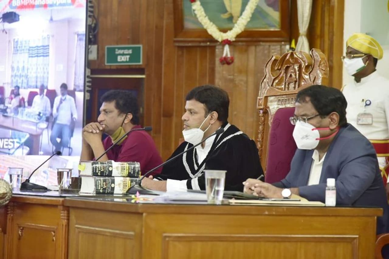 <p>ಸೆ.10ಕ್ಕೆ ಬಿಬಿಎಂಪಿ ಸದಸ್ಯರ ಅಧಿಕಾರ ಅವಧಿ ಮುಕ್ತಾಯವಾಗಲಿದ್ದು, ಆರು ತಿಂಗಳು ಅಧಿಕಾರಾವಧಿ ವಿಸ್ತರಣೆಗೆ ಸಂಬಂಧಿಸಿದಂತೆ ನಿರ್ಣಯ ತೆಗೆದುಕೊಳ್ಳಲು ಪಾಲಿಕೆ ಸದಸ್ಯರು ಮನವಿ ಮಾಡಿದ್ದಾರೆ. ಆದರೆ, ಈ ನಿಟ್ಟಿನಲ್ಲಿ ಯಾವುದೇ ನಿರ್ಣಯ ತೆಗೆದುಕೊಂಡಿಲ್ಲ. ಸದಸ್ಯರ ಮನವಿಯನ್ನು ಸರ್ಕಾರಕ್ಕೆ ಸಲ್ಲಿಸಲಾಗುವುದು. ಕೊರೋನಾ ತುರ್ತು ಪರಿಸ್ಥಿತಿಯಲ್ಲಿ ಪಾಲಿಕೆ ಸದಸ್ಯರ ಅವಶ್ಯಕತೆಯೂ ಇದೆ. ಈಗಾಗಲೇ ಮುಂಬೈ ಪಾಲಿಕೆ ಸದಸ್ಯರ ಅಧಿಕಾರ ಅವಧಿ ವಿಸ್ತರಣೆ ಮಾಡಲಾಗಿದೆ. ಅದೇ ಮಾದರಿಯಲ್ಲಿ ಇಲ್ಲಿಯೂ ವಿಸ್ತರಿಸುವಂತೆ ಸರ್ಕಾರಕ್ಕೆ ಮನವಿ ಮಾಡಲಾಗುವುದು. ಅಂತಿಮವಾಗಿ ಸರ್ಕಾರದ ನಿರ್ಧಾರಕ್ಕೆ ಬದ್ಧ ಎಂದು ಹೇಳಿದ ಎಂ.ಗೌತಮ್‌ ಕುಮಾರ್‌&nbsp;</p>