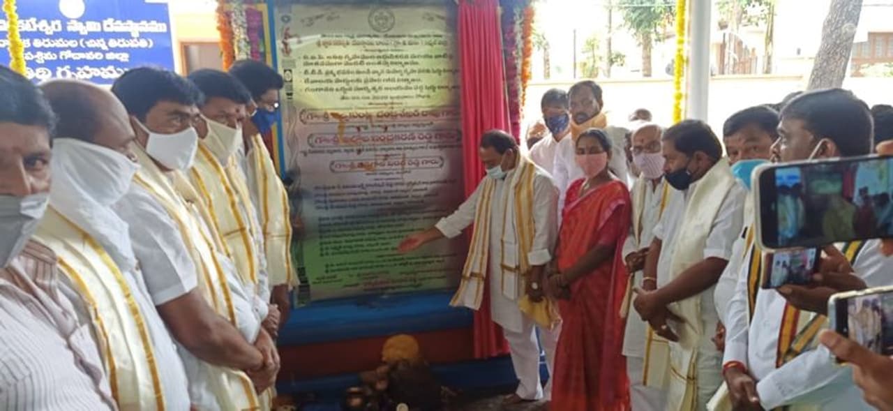 <p>నిర్మల్: ప్రసిద్ధ పుణ్యక్షేత్రం బాసర జ్ఞాన సరస్వతీ అమ్మవారిని దర్శించుకునే భక్తుల సౌకర్యార్ధం కావాల్సిన మౌలిక వసతుల ఏర్పాటుపై ప్రత్యేక దృష్టి సారించినట్లు దేవాదాయ శాఖ మంత్రి ఇంద్రకరణ్ రెడ్డి తెలిపారు. బుధవారం బాసర ఆలయాభివృద్ది పనులకు మంత్రి ఇంద్రకరణ్ రెడ్డి శంఖుస్థాపన చేశారు. </p> <p>నిర్మల్: ప్రసిద్ధ పుణ్యక్షేత్రం బాసర జ్ఞాన సరస్వతీ అమ్మవారిని దర్శించుకునే భక్తుల సౌకర్యార్ధం కావాల్సిన మౌలిక వసతుల ఏర్పాటుపై ప్రత్యేక దృష్టి సారించినట్లు దేవాదాయ శాఖ మంత్రి ఇంద్రకరణ్ రెడ్డి తెలిపారు. బుధవారం బాసర ఆలయాభివృద్ది పనులకు మంత్రి ఇంద్రకరణ్ రెడ్డి శంఖుస్థాపన చేశారు. </p>