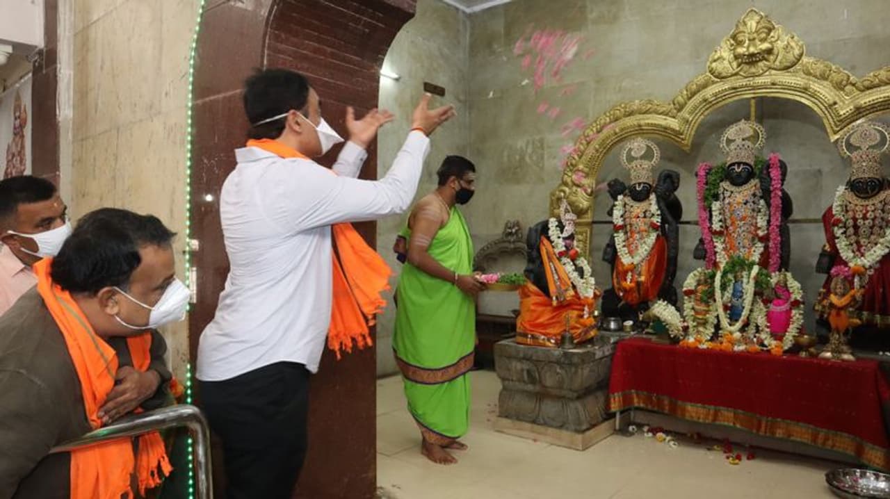 <p>ಅತ್ತ ಆಯೋಧ್ಯೆಯಲ್ಲಿ ಭವ್ಯ ರಾಮಮಂದಿರ ನಿರ್ಮಾಣಕ್ಕೆ ಬುಧವಾರ ಭೂಮಿ ಪೂಜೆ ನಡೆಯುತ್ತಿದ್ದರೆ ಇತ್ತ ಮಲ್ಲೇಶ್ವರದ ಪ್ರಸಿದ್ಧ ರಾಮಮಂದಿರದಲ್ಲಿ ವಿಶೇಷ ಪೂಜಾ ಸಂಭ್ರಮ.</p> <p>ಅತ್ತ ಆಯೋಧ್ಯೆಯಲ್ಲಿ ಭವ್ಯ ರಾಮಮಂದಿರ ನಿರ್ಮಾಣಕ್ಕೆ ಬುಧವಾರ ಭೂಮಿ ಪೂಜೆ ನಡೆಯುತ್ತಿದ್ದರೆ ಇತ್ತ ಮಲ್ಲೇಶ್ವರದ ಪ್ರಸಿದ್ಧ ರಾಮಮಂದಿರದಲ್ಲಿ ವಿಶೇಷ ಪೂಜಾ ಸಂಭ್ರಮ.</p>