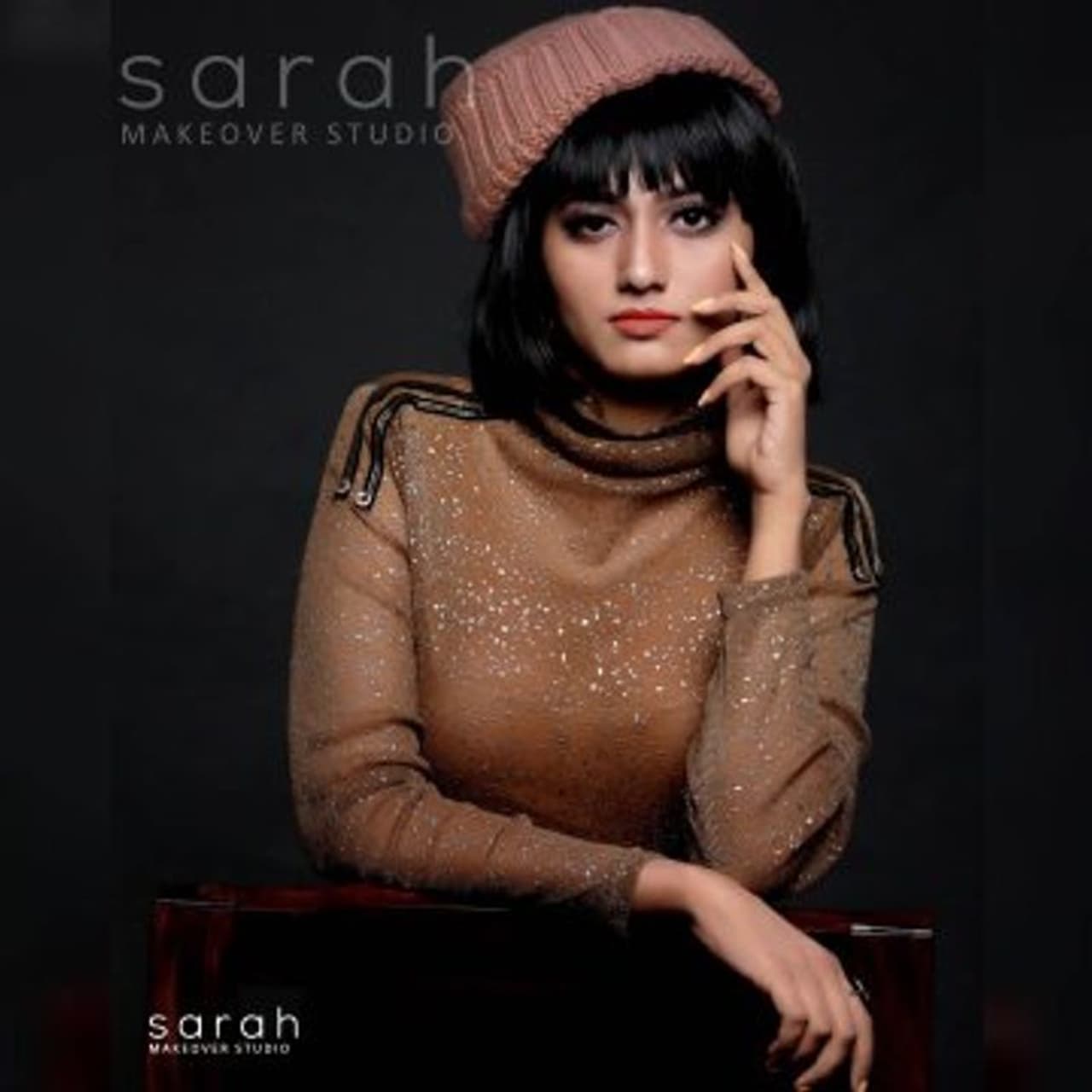 <p>ஜல்லிக்கட்டு போராட்டத்தின் போது விதவிதமாக கோஷம் போட்டு மீடியாக்களின் கவனத்தை ஈர்த்தவர் ஜூலி. அதன் மூலம் பிக்பாஸ் நிகழ்ச்சியின் முதல் சீசனில் போட்டியாளராக பங்கேற்றார்.</p> <p>ஜல்லிக்கட்டு போராட்டத்தின் போது விதவிதமாக கோஷம் போட்டு மீடியாக்களின் கவனத்தை ஈர்த்தவர் ஜூலி. அதன் மூலம் பிக்பாஸ் நிகழ்ச்சியின் முதல் சீசனில் போட்டியாளராக பங்கேற்றார்.</p>