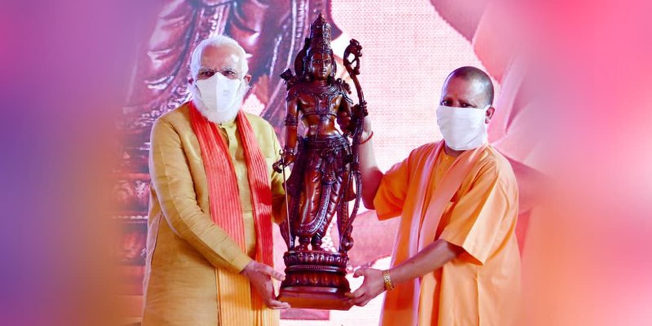<p>ಅಯೋಧ್ಯೆಯಲ್ಲಿ ರಾಮಮಂದಿರ ನಿರ್ಮಾಣಕ್ಕೆ ಭೂಮಿಪೂಜೆಯ ಕಾರ್ಯಕ್ರಮಕ್ಕೆ ಆಗಮಿಸಿದ್ದ ಪ್ರಧಾನಿ ನರೇಂದ್ರ ಮೋದಿಗೆ ಉತ್ತರ ಪ್ರದೇಶ ಸಿಎಂ ಯೋಗಿ ಆದಿತ್ಯನಾಥ್ ಅವರು ಕೋದಂಡರಾಮನ ವಿಗ್ರಹವನ್ನು ಉಡುಗೊರೆಯಾಗಿ ನೀಡಿದರು</p> <p>ಅಯೋಧ್ಯೆಯಲ್ಲಿ ರಾಮಮಂದಿರ ನಿರ್ಮಾಣಕ್ಕೆ ಭೂಮಿಪೂಜೆಯ ಕಾರ್ಯಕ್ರಮಕ್ಕೆ ಆಗಮಿಸಿದ್ದ ಪ್ರಧಾನಿ ನರೇಂದ್ರ ಮೋದಿಗೆ ಉತ್ತರ ಪ್ರದೇಶ ಸಿಎಂ ಯೋಗಿ ಆದಿತ್ಯನಾಥ್ ಅವರು ಕೋದಂಡರಾಮನ ವಿಗ್ರಹವನ್ನು ಉಡುಗೊರೆಯಾಗಿ ನೀಡಿದರು</p>