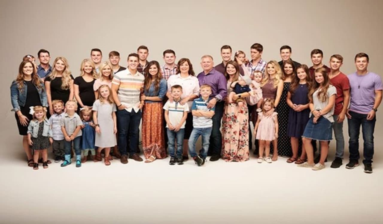 <p>19 ಮಕ್ಕಳು ಮತ್ತು 14 ಮೊಮ್ಮಕ್ಕಳಿಂದ ತುಂಬಿರುವ ಈ ಕುಟುಂಬ ಸಾಕಷ್ಟು ಚರ್ಚೆಯಲ್ಲಿದೆ. 9 ಗಂಡು ಮತ್ತು 10 ಹೆಣ್ಣು ಮಕ್ಕಳಿರುವ ಈ ದಂಪತಿಗಳು 1987 ರಲ್ಲಿ ವಿವಾಹವಾದರು.</p> <p>19 ಮಕ್ಕಳು ಮತ್ತು 14 ಮೊಮ್ಮಕ್ಕಳಿಂದ ತುಂಬಿರುವ ಈ ಕುಟುಂಬ ಸಾಕಷ್ಟು ಚರ್ಚೆಯಲ್ಲಿದೆ. 9 ಗಂಡು ಮತ್ತು 10 ಹೆಣ್ಣು ಮಕ್ಕಳಿರುವ ಈ ದಂಪತಿಗಳು 1987 ರಲ್ಲಿ ವಿವಾಹವಾದರು.</p>