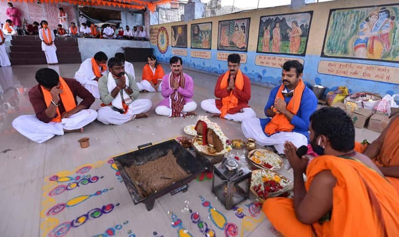 <p>ರಾಮಜನ್ಮಭೂಮಿಯಲ್ಲಿ ಮೋದಿಯವರು ಭೂಮಿಪೂಜನ ನೆರವೇರಿಸುವಾಗಲೇ ಹನುಮ ಜನ್ಮಭೂಮಿ ಅಂಜನಾದ್ರಿ ಬೆಟ್ಟದಲ್ಲಿ ಆಂಜನೇಯನಿಗೆ ಪೂಜೆ ನೆರವೇರಿಸಲಾಯಿತು.</p> <p>ರಾಮಜನ್ಮಭೂಮಿಯಲ್ಲಿ ಮೋದಿಯವರು ಭೂಮಿಪೂಜನ ನೆರವೇರಿಸುವಾಗಲೇ ಹನುಮ ಜನ್ಮಭೂಮಿ ಅಂಜನಾದ್ರಿ ಬೆಟ್ಟದಲ್ಲಿ ಆಂಜನೇಯನಿಗೆ ಪೂಜೆ ನೆರವೇರಿಸಲಾಯಿತು.</p>