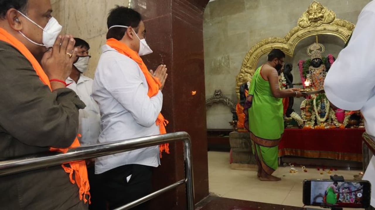 <p>ಬುಧವಾರ ಉಪಮುಖ್ಯಮಂತ್ರಿ ಡಾ.ಸಿ.ಎನ್.ಅಶ್ವತ್ಥ ನಾರಾಯಣ ನೇತೃತ್ವದಲ್ಲಿ ನಡೆದ ಪೂಜಾ ಕೈಂಕರ್ಯದಲ್ಲಿ ಬಿಬಿಎಂಪಿ ಆರೋಗ್ಯ ಸ್ಥಾಯಿ ಸಮಿತಿ ಅಧ್ಯಕ್ಷ ಮಂಜುನಾಥ್ ರಾಜು ಸೇರಿದಂತೆ ಹಲವು ಬಿಜೆಪಿ ಕಾರ್ಯಕರ್ತರು ಭಾಗಹಿಸಿ ಸಂತಸ ವ್ಯಕ್ತಪಡಿಸಿದ್ದಾರೆ. </p> <p>ಬುಧವಾರ ಉಪಮುಖ್ಯಮಂತ್ರಿ ಡಾ.ಸಿ.ಎನ್.ಅಶ್ವತ್ಥ ನಾರಾಯಣ ನೇತೃತ್ವದಲ್ಲಿ ನಡೆದ ಪೂಜಾ ಕೈಂಕರ್ಯದಲ್ಲಿ ಬಿಬಿಎಂಪಿ ಆರೋಗ್ಯ ಸ್ಥಾಯಿ ಸಮಿತಿ ಅಧ್ಯಕ್ಷ ಮಂಜುನಾಥ್ ರಾಜು ಸೇರಿದಂತೆ ಹಲವು ಬಿಜೆಪಿ ಕಾರ್ಯಕರ್ತರು ಭಾಗಹಿಸಿ ಸಂತಸ ವ್ಯಕ್ತಪಡಿಸಿದ್ದಾರೆ. </p>