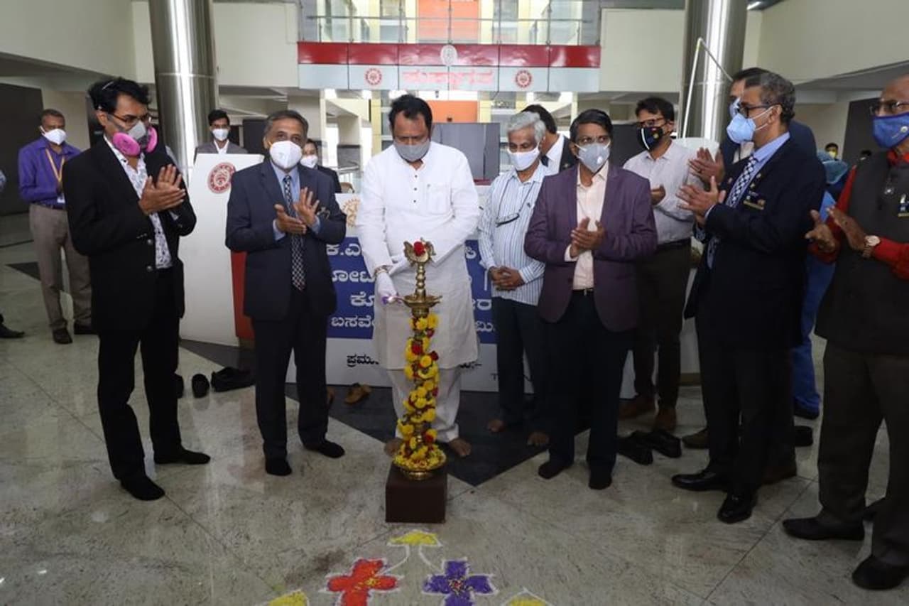 <p>ನೂತನ ಕೊರೋನಾ ಆರೈಕೆ ಕೇಂದ್ರವನ್ನು ಉದ್ಘಾಟಿಸಿದ ಉಪಮುಖ್ಯಮಂತ್ರಿ ಹಾಗೂ ಸಾರಿಗೆ ಸಚಿವ ಲಕ್ಷ್ಮಣ ಸವದಿ </p> <p>ನೂತನ ಕೊರೋನಾ ಆರೈಕೆ ಕೇಂದ್ರವನ್ನು ಉದ್ಘಾಟಿಸಿದ ಉಪಮುಖ್ಯಮಂತ್ರಿ ಹಾಗೂ ಸಾರಿಗೆ ಸಚಿವ ಲಕ್ಷ್ಮಣ ಸವದಿ </p>