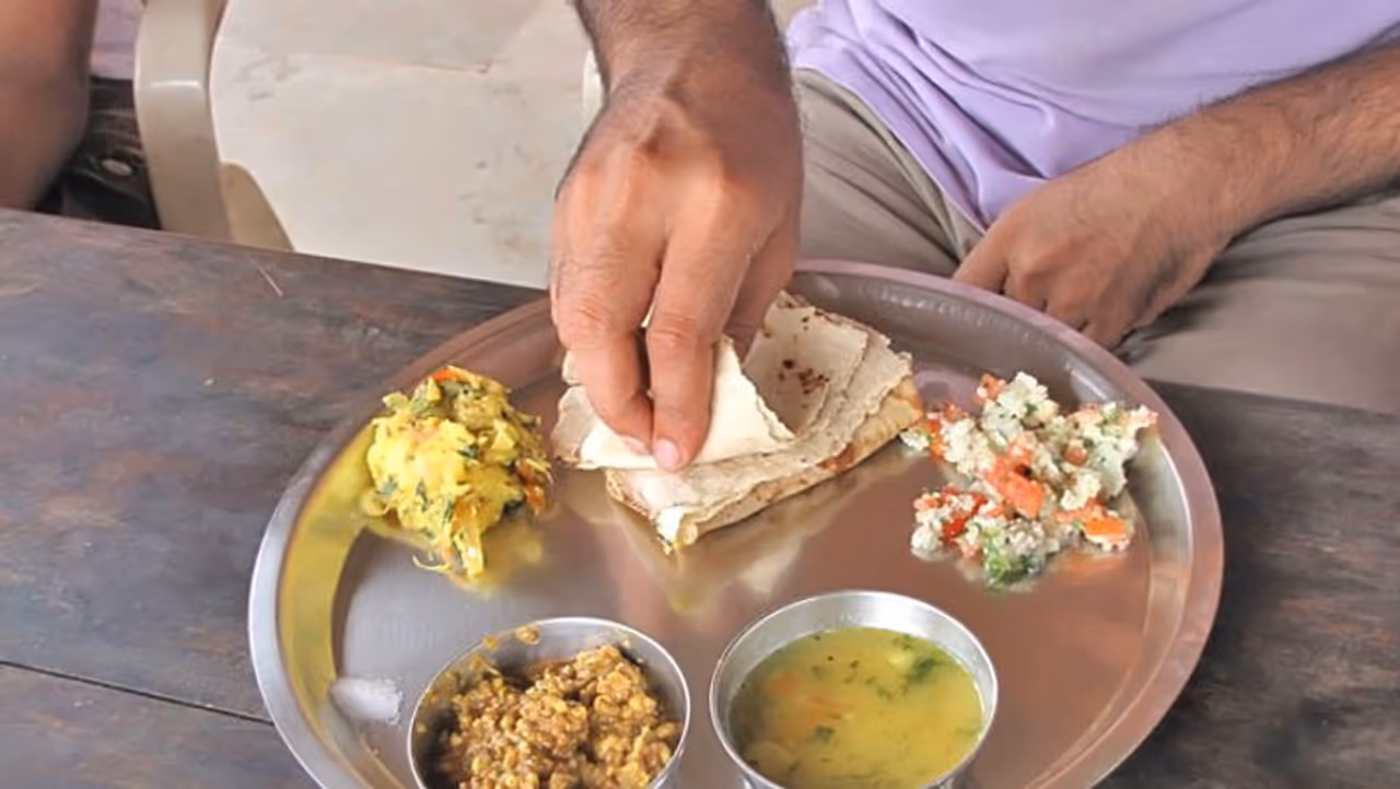 <p><strong>ಊಟವಾದ ನಂತರ ಟೀ ಕುಡಿಯುವುದು ಹಾನಿಕಾರಕ:&nbsp;</strong>ಊಟ ಮಾಡಿದ ತಕ್ಷಣ ಟೀ ಕುಡಿಯುವುದು ಆರೋಗ್ಯಕ್ಕೆ ಹಲವು ರೀತಿಯಲ್ಲಿ ಹಾನಿಕರ ಎಂದು ಸಾಬೀತಾಗಿದೆ. ಸಂಶೋಧನೆಯ ಪ್ರಕಾರ ಚಹಾ ಅಥವಾ ಕಾಫಿಯಲ್ಲಿ ಕಂಡುಬರುವ ಕೆಫೀನ್ ಆಹಾರದಲ್ಲಿನ ಪೋಷಕಾಂಶಗಳನ್ನು ಹೀರಿಕೊಳ್ಳಲು ಅಡ್ಡಿಯಾಗುತ್ತದೆ, ಆದ್ದರಿಂದ ಊಟ ಮಾಡಿದ ತಕ್ಷಣ ಟೀ ಮತ್ತು ಕಾಫಿ ಕುಡಿಯಬೇಡಿ.</p>