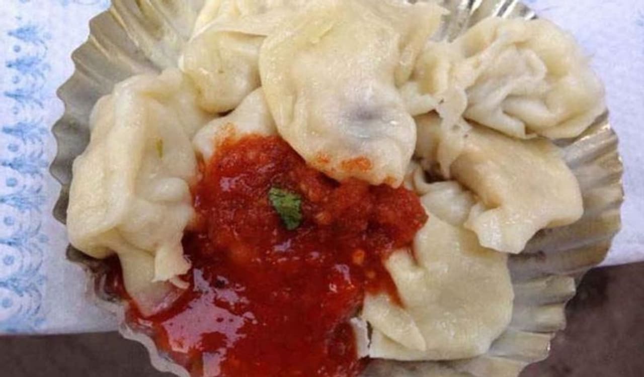 <p>మూమూస్.. పెద్దగా పరిచయం చేయాల్సిన పనిలేని వంటకం. నేపాల్, చైనాలో విపరీతంగా తినే ఫుడ్ ఇది. అక్కడి ఈ వంటకాన్ని.. మన దేశంలోనూ త్వరగానే వంటపట్టించుకున్నారు. ప్రస్తుతం ఈ మూమూస్.. మన దేశంలోనూ చాలా ప్రాంతాల్లో విరివిగా లభిస్తున్నాయి.</p>