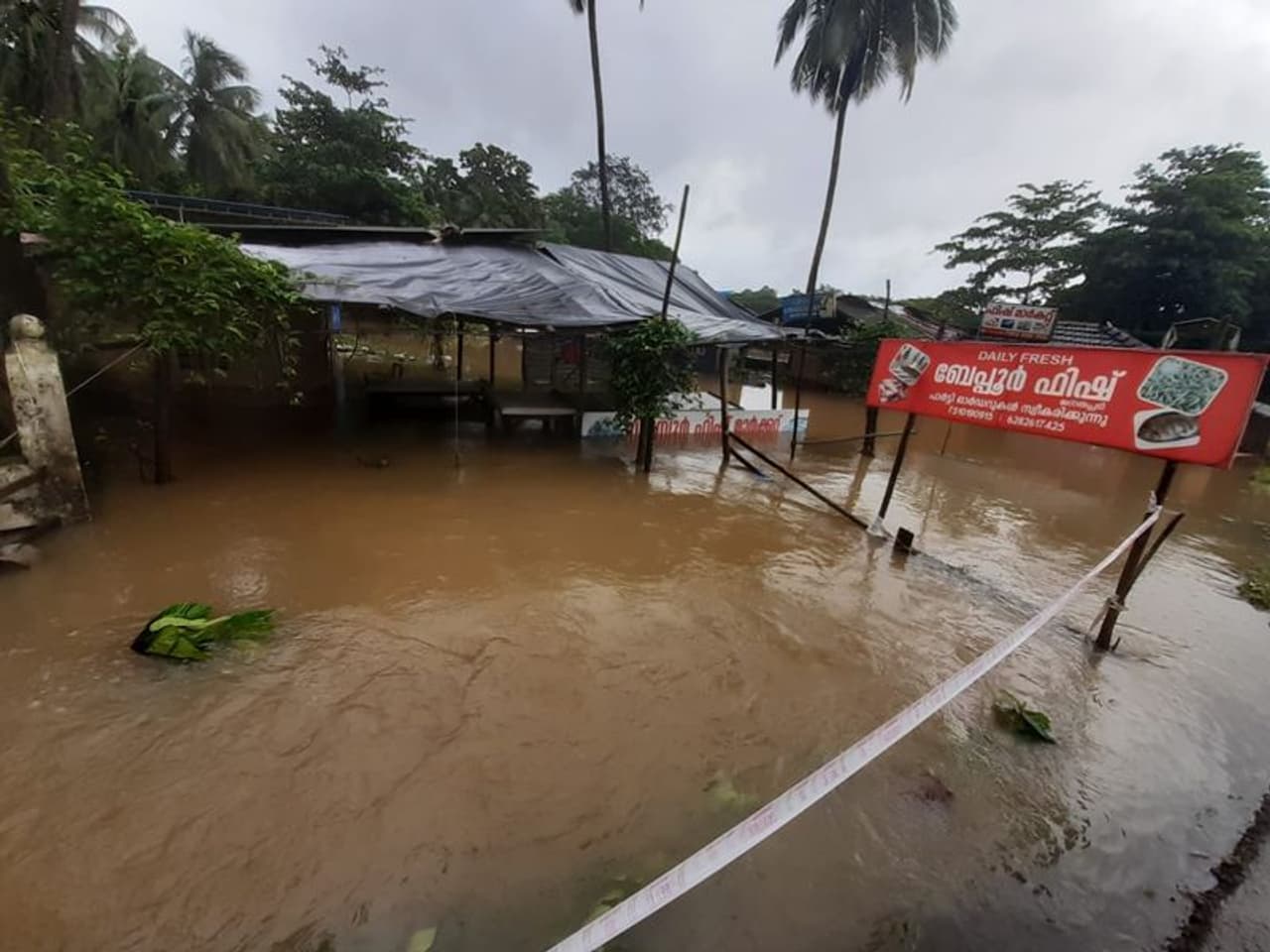 <p>കനത്ത മഴപ്പെഴുന്നതിനിടെ കേരളത്തിൽ വെള്ളപ്പൊക്കത്തിന് സാധ്യതയെന്ന് ദേശീയ ജല കമ്മീഷന്റെ മുന്നറിയിപ്പെത്തി. മഴ തീവ്രമായ പശ്ചാത്തലത്തിലാണ് മുന്നിറിയിപ്പ് നൽകിയിരിക്കുന്നത്. ഭവാനി പുഴയിലെ ജലനിരപ്പ് അപകടനിലയിലാണെന്നും സമീപവാസികളെ ഒഴിപ്പിക്കണമെന്നും നിർദ്ദേശമുണ്ട്. </p> <p>കനത്ത മഴപ്പെഴുന്നതിനിടെ കേരളത്തിൽ വെള്ളപ്പൊക്കത്തിന് സാധ്യതയെന്ന് ദേശീയ ജല കമ്മീഷന്റെ മുന്നറിയിപ്പെത്തി. മഴ തീവ്രമായ പശ്ചാത്തലത്തിലാണ് മുന്നിറിയിപ്പ് നൽകിയിരിക്കുന്നത്. ഭവാനി പുഴയിലെ ജലനിരപ്പ് അപകടനിലയിലാണെന്നും സമീപവാസികളെ ഒഴിപ്പിക്കണമെന്നും നിർദ്ദേശമുണ്ട്. </p>