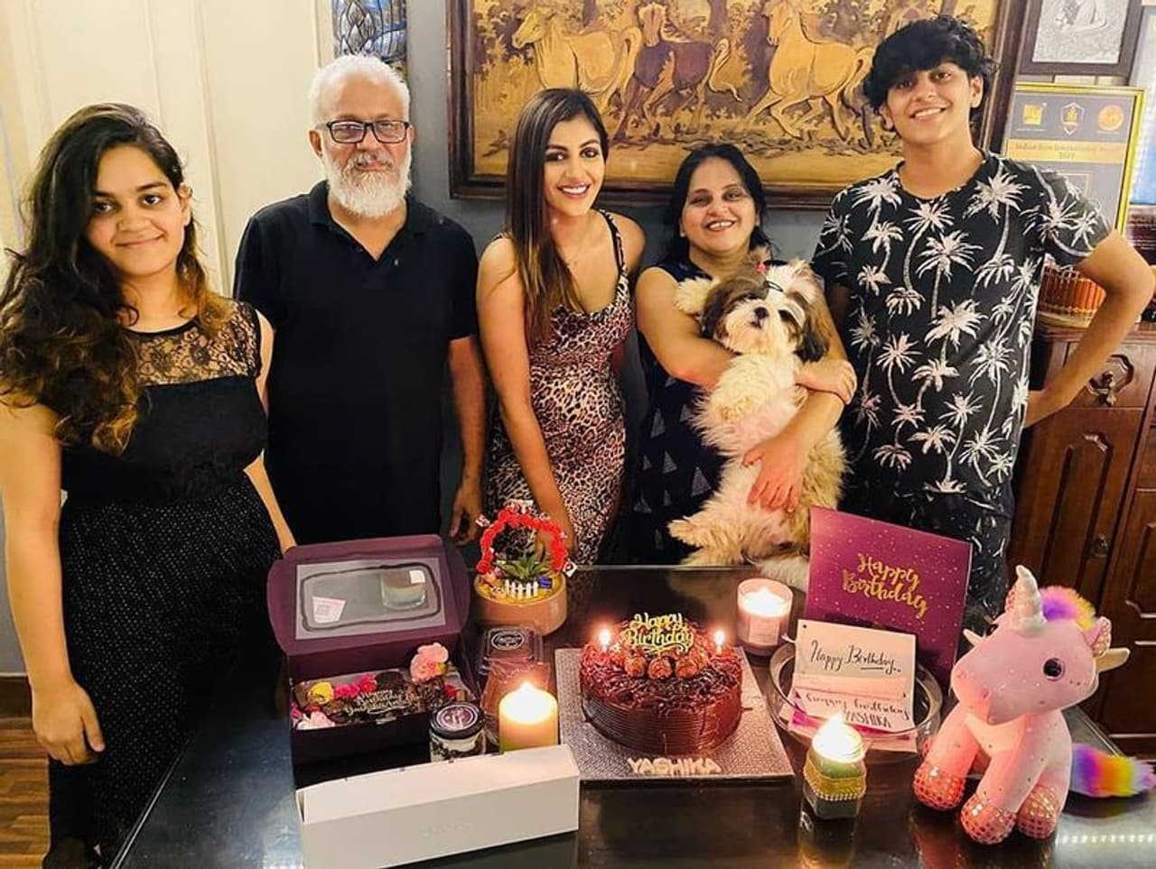 <p>குடும்பத்துடன் பிறந்தநாளை கொண்டாடிய யாஷிகா ஆனந்த் </p> <p>குடும்பத்துடன் பிறந்தநாளை கொண்டாடிய யாஷிகா ஆனந்த் </p>