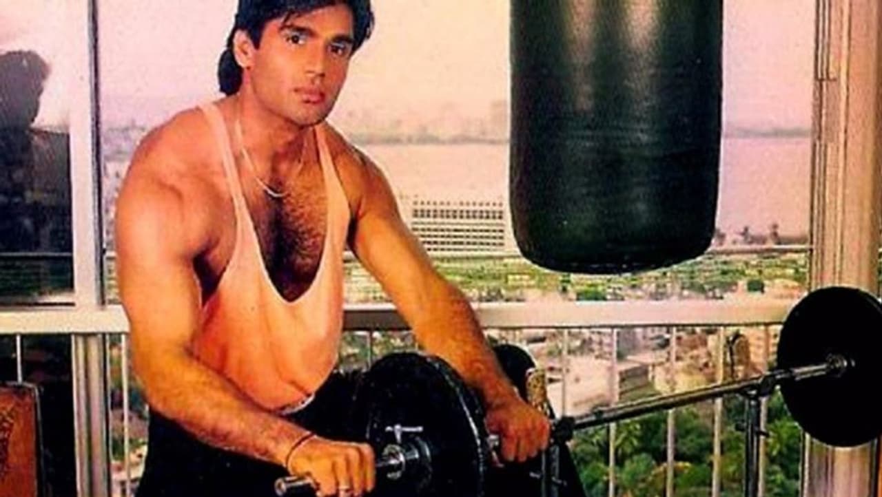 <p>తన ఫిట్నెస్ గురించి బాలీవుడ్ హీరో సునీల్ శెట్టి ఒకసారి ఒక ఇంటర్వ్యూలో మాట్లాడుతూ, ప్రతిరోజూ కనీసం 40 45 నిమిషాలు వ్యాయామం చేస్తానని, అలాగే తను తీసుకునే ఆహారం పట్ల పూర్తి జాగ్రత్తలు తీసుకుంటానని చెప్పాడు.</p> <p>తన ఫిట్నెస్ గురించి బాలీవుడ్ హీరో సునీల్ శెట్టి ఒకసారి ఒక ఇంటర్వ్యూలో మాట్లాడుతూ, ప్రతిరోజూ కనీసం 40 45 నిమిషాలు వ్యాయామం చేస్తానని, అలాగే తను తీసుకునే ఆహారం పట్ల పూర్తి జాగ్రత్తలు తీసుకుంటానని చెప్పాడు.</p>