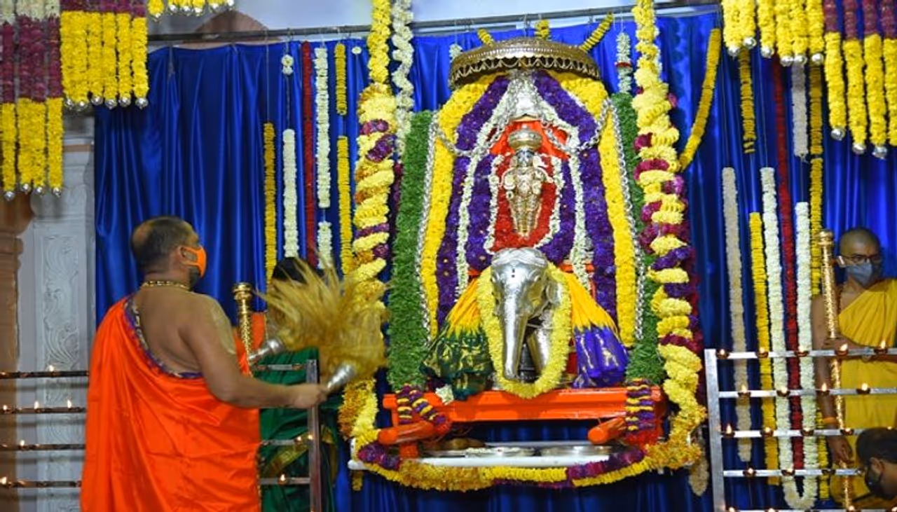 <p>ಶ್ರೀಗುರುರಾಜರ ಮದ್ಯಾರಾಧನೆ ನಿಮಿತ್ತ ಬೆಳಗ್ಗೆ ನೈರ್ಮಲ್ಯ ವಿಸರ್ಜನೆ, ಶ್ರೀಉತ್ಸವ ರಾಯರ ಪಾದಪೂಜೆ ಮತ್ತು ರಾಘವೇಂದ್ರ ಸ್ವಾಮಿಗಳ ಮೂಲ ಬೃಂದಾವನದಕ್ಕೆ ಪಂಚಾಮೃತ ಅಭಿಷೇಕ, ಗ್ರಂಥಗಳ ಪಾರಾಯಣ, ಪಲ್ಲಕ್ಕಿ ಸೇವೆ, ವೇದ ಮಂತ್ರಗಳ ಘೋಷಣೆ, ದಾಸವಾಣಿ, ಪ್ರವಚನಗಳು ನಡೆದವು.</p> <p>ಶ್ರೀಗುರುರಾಜರ ಮದ್ಯಾರಾಧನೆ ನಿಮಿತ್ತ ಬೆಳಗ್ಗೆ ನೈರ್ಮಲ್ಯ ವಿಸರ್ಜನೆ, ಶ್ರೀಉತ್ಸವ ರಾಯರ ಪಾದಪೂಜೆ ಮತ್ತು ರಾಘವೇಂದ್ರ ಸ್ವಾಮಿಗಳ ಮೂಲ ಬೃಂದಾವನದಕ್ಕೆ ಪಂಚಾಮೃತ ಅಭಿಷೇಕ, ಗ್ರಂಥಗಳ ಪಾರಾಯಣ, ಪಲ್ಲಕ್ಕಿ ಸೇವೆ, ವೇದ ಮಂತ್ರಗಳ ಘೋಷಣೆ, ದಾಸವಾಣಿ, ಪ್ರವಚನಗಳು ನಡೆದವು.</p>