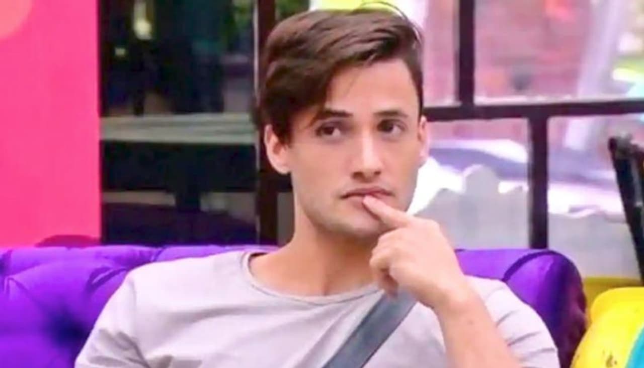 <p>Bigg Boss 13 contestant Asim Riaz was attacked by a few goons as he was out cycling in his hometown Jammu<br /> </p> <p>Bigg Boss 13 contestant Asim Riaz was attacked by a few goons as he was out cycling in his hometown Jammu<br /> </p>