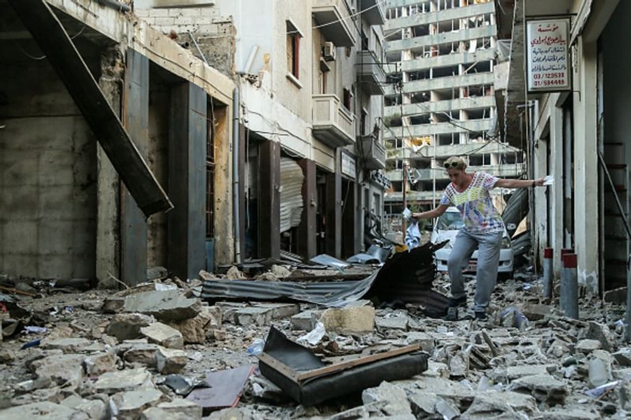 <p>സ്ഫോടനത്തെ തുടര്ന്ന് കേടുപാടുകൾ പറ്റിയ കെട്ടിടങ്ങൾ നഗരത്തിലുടനീളം കിലോമീറ്ററുകൾ നീളത്തില് കിടക്കുകയാണ്. </p> <p>സ്ഫോടനത്തെ തുടര്ന്ന് കേടുപാടുകൾ പറ്റിയ കെട്ടിടങ്ങൾ നഗരത്തിലുടനീളം കിലോമീറ്ററുകൾ നീളത്തില് കിടക്കുകയാണ്. </p>