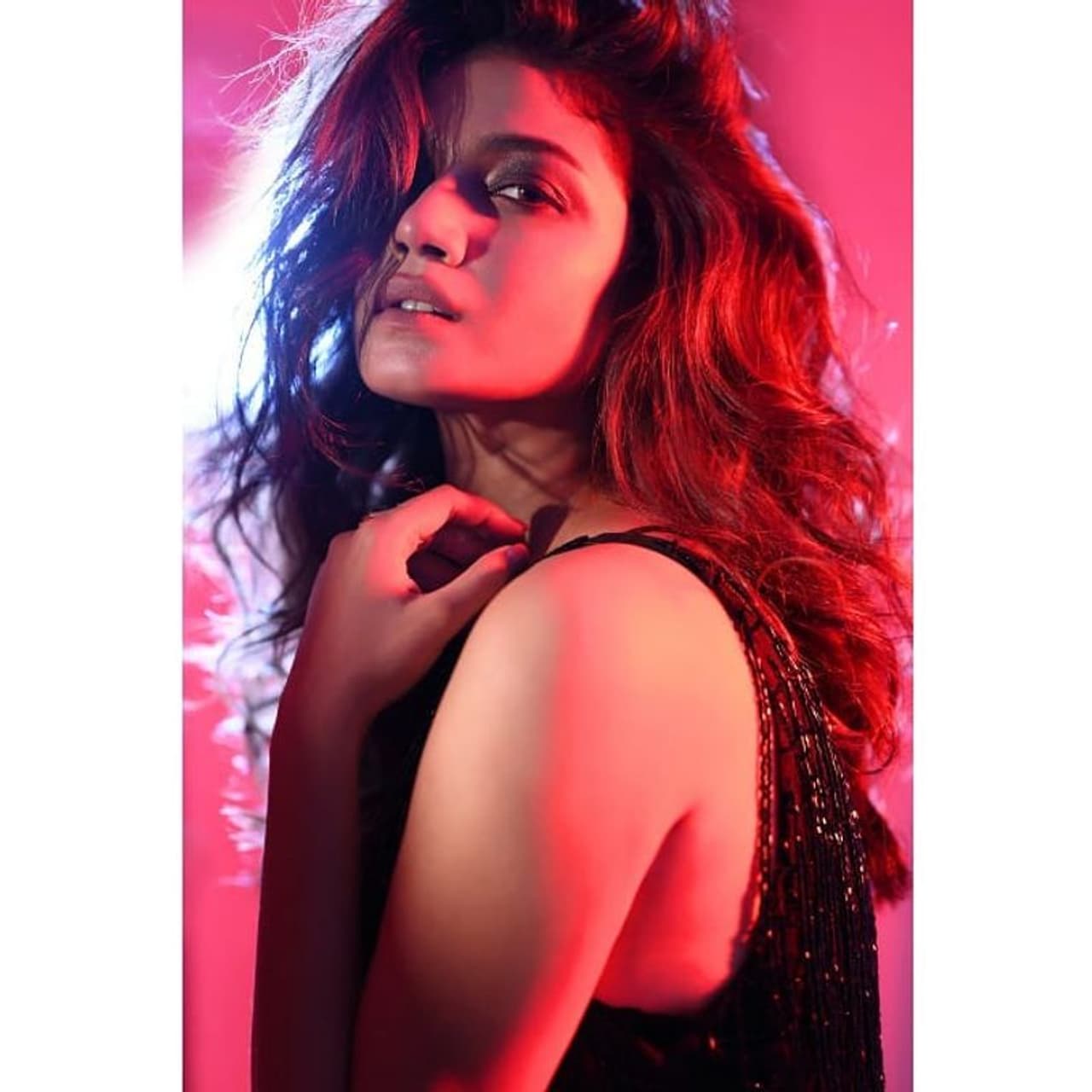 <p>கிளமெர் போஸ் கொடுக்கும் சாரசேரி </p> <p>கிளமெர் போஸ் கொடுக்கும் சாரசேரி </p>