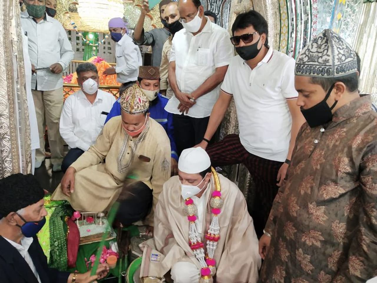 <p>ಮಾಜಿ ಸಿಎಂ ಸಿದ್ದರಾಮಯ್ಯ ಮಾಜಿ ಶೀಘ್ರ ಗುಣಮುಖರಾಗುವಂತೆ ಸಚಿವ ಜಮೀರ್ ಅಹಮದ್ ಖಾನ್ ಅವರಿಂದ ಪ್ರಾರ್ಥನೆ</p> <p>ಮಾಜಿ ಸಿಎಂ ಸಿದ್ದರಾಮಯ್ಯ ಮಾಜಿ ಶೀಘ್ರ ಗುಣಮುಖರಾಗುವಂತೆ ಸಚಿವ ಜಮೀರ್ ಅಹಮದ್ ಖಾನ್ ಅವರಿಂದ ಪ್ರಾರ್ಥನೆ</p>