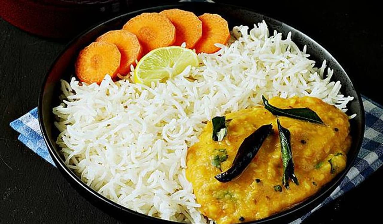 <p>ನಮ್ಮ ದೈನಂದಿನ ಆಹಾರದ ಒಂದು ಭಾಗವಾಗಿರುವ ಆರಾಮ ಆಹಾರವೆಂದರೆ ದಾಲ್ ಅಕ್ಕಿ ತುಪ್ಪ. ನಾವು ಎಷ್ಟೇ ಅಲಂಕಾರಿಕ ಮತ್ತು ವಿಲಕ್ಷಣ ಭಕ್ಷ್ಯಗಳನ್ನು ಸೇವಿಸಿದರೂ, ದಾಲ್ ರೈಸ್ ತುಪ್ಪವನ್ನು ಬೇರೆ ಯಾವುದೇ ಖಾದ್ಯದೊಂದಿಗೆ ಬದಲಿಸಲಾಗುವುದಿಲ್ಲ. ಭಕ್ಷ್ಯವು ನೀಡುವ ತೃಪ್ತಿಯ ಅರ್ಥವನ್ನು ಭರಿಸಲಾಗದು. </p> <p>ನಮ್ಮ ದೈನಂದಿನ ಆಹಾರದ ಒಂದು ಭಾಗವಾಗಿರುವ ಆರಾಮ ಆಹಾರವೆಂದರೆ ದಾಲ್ ಅಕ್ಕಿ ತುಪ್ಪ. ನಾವು ಎಷ್ಟೇ ಅಲಂಕಾರಿಕ ಮತ್ತು ವಿಲಕ್ಷಣ ಭಕ್ಷ್ಯಗಳನ್ನು ಸೇವಿಸಿದರೂ, ದಾಲ್ ರೈಸ್ ತುಪ್ಪವನ್ನು ಬೇರೆ ಯಾವುದೇ ಖಾದ್ಯದೊಂದಿಗೆ ಬದಲಿಸಲಾಗುವುದಿಲ್ಲ. ಭಕ್ಷ್ಯವು ನೀಡುವ ತೃಪ್ತಿಯ ಅರ್ಥವನ್ನು ಭರಿಸಲಾಗದು. </p>