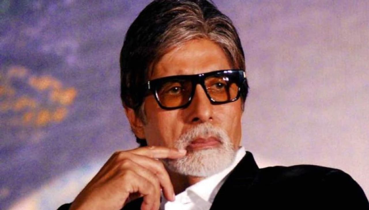 <p>70 ವರ್ಷ ವಯಸ್ಸಿನಲ್ಲೂ ಬಾಲಿವುಡ್ನ ಆ್ಯಕ್ಟಿವ್ ನಟರಲ್ಲಿ ಒಬ್ಬರು ಅಮಿತಾಬ್ ಬಚ್ಚನ್. ಬಿಗ್ ಬಿ ಕೂಡ ಸಸ್ಯಾಹಾರಿ. ಆರೋಗ್ಯಕರ ಲೈಫ್ಸ್ಟೈಲ್ ನೆಡೆಸುವ ಬಚ್ಚನ್ ಮದ್ಯಪಾನ ಯಾ ಧೂಮಪಾನ ಮಾಡುವುದಿಲ್ಲ. ಪೆಟಾ ಅವರನ್ನು ಹಲವಾರು ಬಾರಿ ಬೆಸ್ಟ್ ವೇಜಿಟೆರಿಯನ್ ಎಂದು ಗೌರವಿಸಿದೆ.</p> <p>70 ವರ್ಷ ವಯಸ್ಸಿನಲ್ಲೂ ಬಾಲಿವುಡ್ನ ಆ್ಯಕ್ಟಿವ್ ನಟರಲ್ಲಿ ಒಬ್ಬರು ಅಮಿತಾಬ್ ಬಚ್ಚನ್. ಬಿಗ್ ಬಿ ಕೂಡ ಸಸ್ಯಾಹಾರಿ. ಆರೋಗ್ಯಕರ ಲೈಫ್ಸ್ಟೈಲ್ ನೆಡೆಸುವ ಬಚ್ಚನ್ ಮದ್ಯಪಾನ ಯಾ ಧೂಮಪಾನ ಮಾಡುವುದಿಲ್ಲ. ಪೆಟಾ ಅವರನ್ನು ಹಲವಾರು ಬಾರಿ ಬೆಸ್ಟ್ ವೇಜಿಟೆರಿಯನ್ ಎಂದು ಗೌರವಿಸಿದೆ.</p>