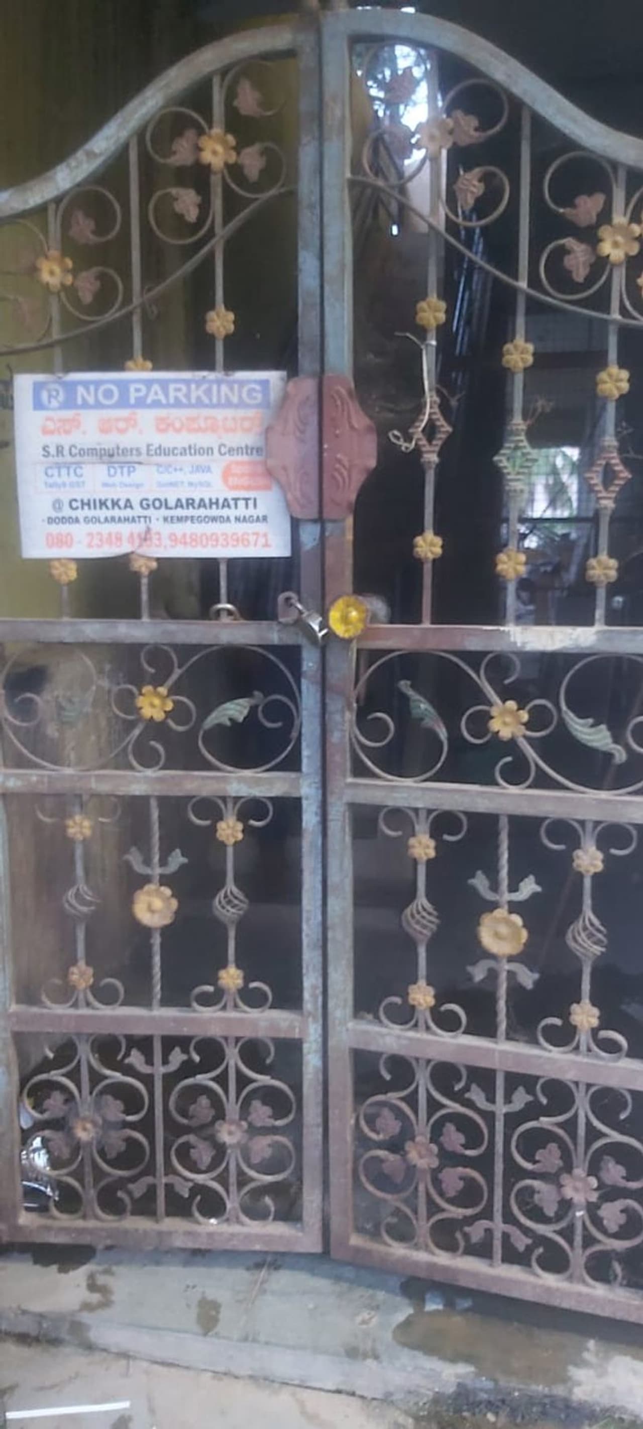 <p>ಬ್ಯಾಡರಹಳ್ಳಿ ಪೊಲೀಸ್ ಠಾಣೆ ವ್ಯಾಪ್ತಿಯ ದೊಡ್ಡ ಗೊಲ್ಲರಹಟ್ಟಿ ಬಳಿ ಘಟನೆ ನಡೆದಿದ್ದು ಕಳ್ಳರ ಕೈಚಳಕ ಸಾಧ್ಯವಾಗಿಲ್ಲ.</p> <p>ಬ್ಯಾಡರಹಳ್ಳಿ ಪೊಲೀಸ್ ಠಾಣೆ ವ್ಯಾಪ್ತಿಯ ದೊಡ್ಡ ಗೊಲ್ಲರಹಟ್ಟಿ ಬಳಿ ಘಟನೆ ನಡೆದಿದ್ದು ಕಳ್ಳರ ಕೈಚಳಕ ಸಾಧ್ಯವಾಗಿಲ್ಲ.</p>