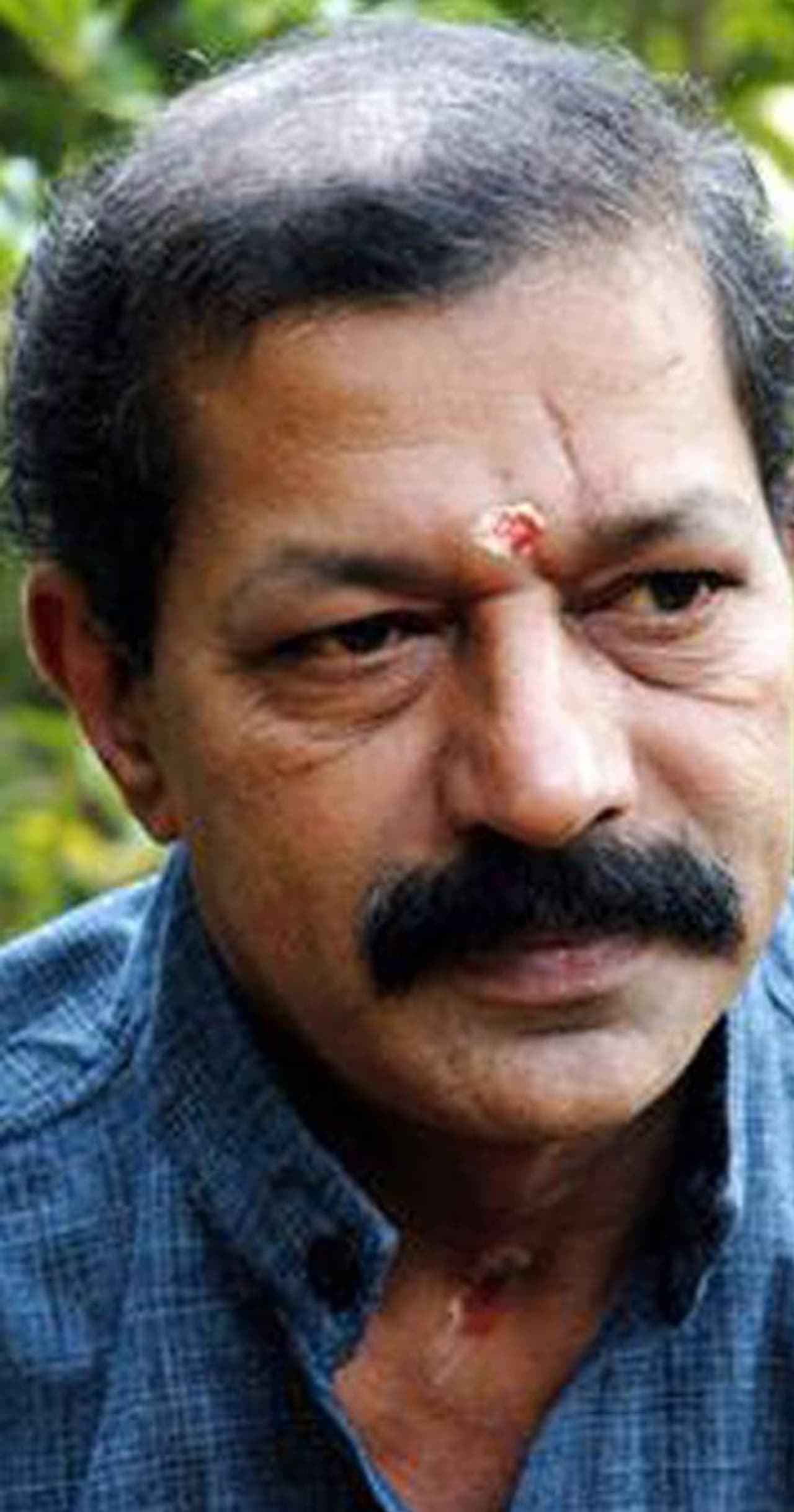 <p>വര്ഗ്ഗശത്രുവിനോട് നിരന്തരയുദ്ധം പ്രഖ്യാപിച്ച് അതിനായി ജീവിതം മറക്കുന്നയാളിന്റെ മനസ് തനിക്ക് നന്നായി മനസിലാകും എന്ന് മുരളി ഒരിക്കൽ പറഞ്ഞിരുന്നു. മികച്ച നടനുള്ള ദേശീയ പുരസ്കാരം മുരളിക്ക് നേടിക്കൊടുത്ത പ്രിയനന്ദന്റെ നെയ്ത്തുകാരൻ എന്ന ചിത്രത്തിലെ അഭിനയാനുഭവം പങ്കുവയ്ക്കുകയായിരുന്നു മുരളി. നെയ്ത്തുകാരനിൽ മുരളി അവതരിപ്പിച്ച അപ്പമേസ്തിരി എന്ന കഥാപാത്രം കമ്മ്യൂണിസ്റ് പ്രസ്ഥാനത്തിന് വേണ്ടി ത്യാഗങ്ങള് സഹിച്ചയാളാണ്.<br />നായകനായി വിരാജിച്ച് പ്രതിനായകനായി രൂപാന്തരപ്പെട്ട് അനിവാര്യമായ പതനത്തിന്റെ നേർവഴിക്ക് സഞ്ചരിച്ച ഒരു രാജാവ്. നായകർക്ക് ലഭിക്കാറുള്ള വാഴ്ത്തുപാട്ടുകൾക്കോ കുരവയിടലുകൾക്കോ സി എൻ ശ്രീകണ്ഠൻ നായരുടെ ലങ്കാലക്ഷ്മിയിൽ പ്രാധാന്യമില്ല. സാകേതം, ലങ്കാലക്ഷ്മി, കാഞ്ചനസീത എന്നിവ ഒരു നാടകത്രയമാണ്. രാമനും ലക്ഷ്മണനും കൂടി അയോദ്ധ്യയിൽ നിന്നും വനവാസത്തിനു പോകുന്ന കഥയാണ് സാകേതം. ലങ്കാലക്ഷ്മിയാകട്ടെ മാനുഷികനായ ഒരു അസുര രാജാവിന്റെ, രാവണന്റെ മാനസിക സംഘർഷങ്ങളാണ് കഥയ്ക്കാധാരം.</p> <p>വര്ഗ്ഗശത്രുവിനോട് നിരന്തരയുദ്ധം പ്രഖ്യാപിച്ച് അതിനായി ജീവിതം മറക്കുന്നയാളിന്റെ മനസ് തനിക്ക് നന്നായി മനസിലാകും എന്ന് മുരളി ഒരിക്കൽ പറഞ്ഞിരുന്നു. മികച്ച നടനുള്ള ദേശീയ പുരസ്കാരം മുരളിക്ക് നേടിക്കൊടുത്ത പ്രിയനന്ദന്റെ നെയ്ത്തുകാരൻ എന്ന ചിത്രത്തിലെ അഭിനയാനുഭവം പങ്കുവയ്ക്കുകയായിരുന്നു മുരളി. നെയ്ത്തുകാരനിൽ മുരളി അവതരിപ്പിച്ച അപ്പമേസ്തിരി എന്ന കഥാപാത്രം കമ്മ്യൂണിസ്റ് പ്രസ്ഥാനത്തിന് വേണ്ടി ത്യാഗങ്ങള് സഹിച്ചയാളാണ്.<br />നായകനായി വിരാജിച്ച് പ്രതിനായകനായി രൂപാന്തരപ്പെട്ട് അനിവാര്യമായ പതനത്തിന്റെ നേർവഴിക്ക് സഞ്ചരിച്ച ഒരു രാജാവ്. നായകർക്ക് ലഭിക്കാറുള്ള വാഴ്ത്തുപാട്ടുകൾക്കോ കുരവയിടലുകൾക്കോ സി എൻ ശ്രീകണ്ഠൻ നായരുടെ ലങ്കാലക്ഷ്മിയിൽ പ്രാധാന്യമില്ല. സാകേതം, ലങ്കാലക്ഷ്മി, കാഞ്ചനസീത എന്നിവ ഒരു നാടകത്രയമാണ്. രാമനും ലക്ഷ്മണനും കൂടി അയോദ്ധ്യയിൽ നിന്നും വനവാസത്തിനു പോകുന്ന കഥയാണ് സാകേതം. ലങ്കാലക്ഷ്മിയാകട്ടെ മാനുഷികനായ ഒരു അസുര രാജാവിന്റെ, രാവണന്റെ മാനസിക സംഘർഷങ്ങളാണ് കഥയ്ക്കാധാരം.</p>