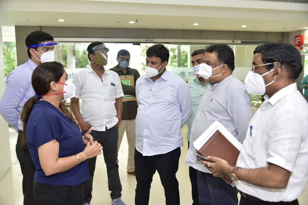 <p>ಗುರುವಾರ ನಗರದ ಸೇಂಟ್ ಮಾರ್ಥಾಸ್, ವಿಕ್ರಮ್, ಆಸ್ಟರ್ ಸಿಎಂಐ ಖಾಸಗಿ ಆಸ್ಪತ್ರೆಗಳಿಗೆ ಅನಿರೀಕ್ಷಿತ ಭೇಟಿ ಮಾಡಿ ಪರಿಶೀಲನೆ ನಡೆಸಿದ ಬಿಬಿಎಂಪಿ ಮೇಯರ್ ಗೌತಮ್ ಕುಮಾರ್ </p> <p>ಗುರುವಾರ ನಗರದ ಸೇಂಟ್ ಮಾರ್ಥಾಸ್, ವಿಕ್ರಮ್, ಆಸ್ಟರ್ ಸಿಎಂಐ ಖಾಸಗಿ ಆಸ್ಪತ್ರೆಗಳಿಗೆ ಅನಿರೀಕ್ಷಿತ ಭೇಟಿ ಮಾಡಿ ಪರಿಶೀಲನೆ ನಡೆಸಿದ ಬಿಬಿಎಂಪಿ ಮೇಯರ್ ಗೌತಮ್ ಕುಮಾರ್ </p>