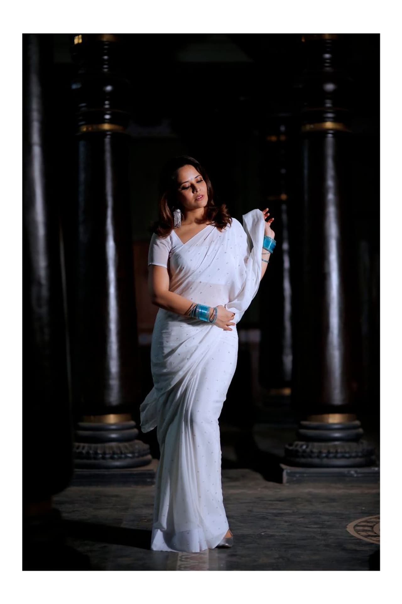 <p>జబర్దస్త్ షో కోసం తెల్ల చీరలో హాట్ హాట్గా అందాల భామ అనసూయ భరద్వాజ్</p> <p>జబర్దస్త్ షో కోసం తెల్ల చీరలో హాట్ హాట్గా అందాల భామ అనసూయ భరద్వాజ్</p>