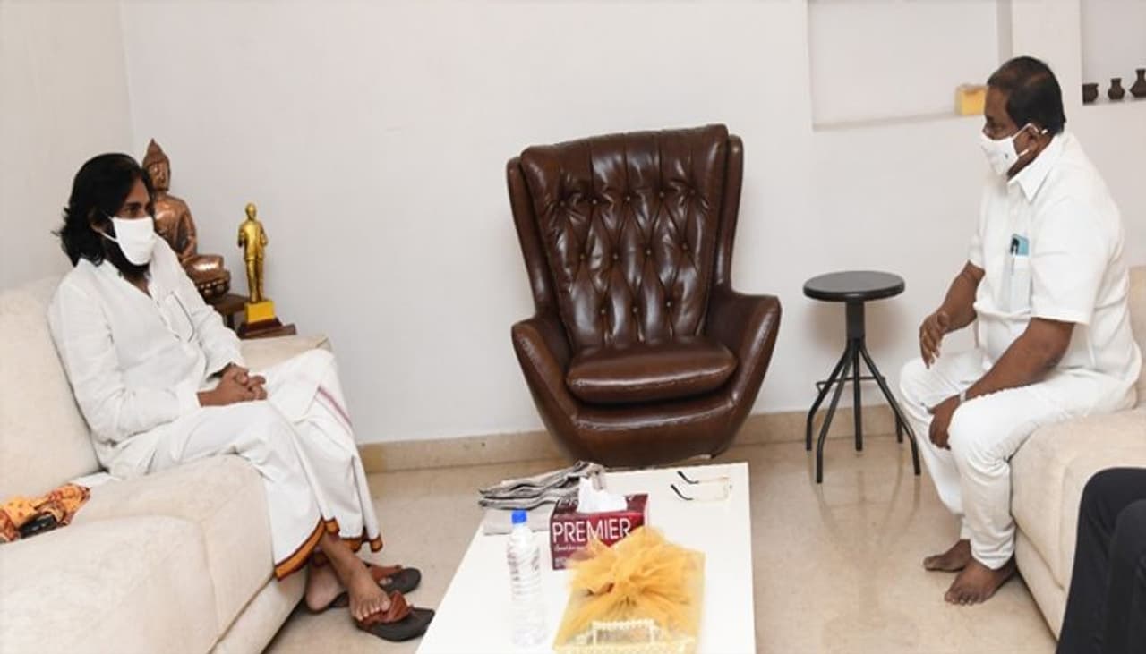 <p>ఆంధ్రప్రదేశ్ రాష్ట్రం విషయంలో బీజేపీ చాలా సీరియస్ గా ఉంది. నూతన విద్యావిధానాన్ని తీసుకొచ్చినప్పుడు పవన్ కళ్యాణ్ కి ఎంత ప్రాముఖ్యత ఇచ్చారో అందరికి తెలుసు. మానవవనరుల శాఖామంత్రి రమేష్ పోఖ్రియాల్ ఏకంగా పవన్ కళ్యాణ్ వీడియో పెట్టి, మీ సూచనలను కూడా పరిగణలోకి తీసుకున్నట్టుగా ట్విట్టర్ వేదికగా వెల్లడించిన విషయం తెలిసిందే. </p> <p>ఆంధ్రప్రదేశ్ రాష్ట్రం విషయంలో బీజేపీ చాలా సీరియస్ గా ఉంది. నూతన విద్యావిధానాన్ని తీసుకొచ్చినప్పుడు పవన్ కళ్యాణ్ కి ఎంత ప్రాముఖ్యత ఇచ్చారో అందరికి తెలుసు. మానవవనరుల శాఖామంత్రి రమేష్ పోఖ్రియాల్ ఏకంగా పవన్ కళ్యాణ్ వీడియో పెట్టి, మీ సూచనలను కూడా పరిగణలోకి తీసుకున్నట్టుగా ట్విట్టర్ వేదికగా వెల్లడించిన విషయం తెలిసిందే. </p>