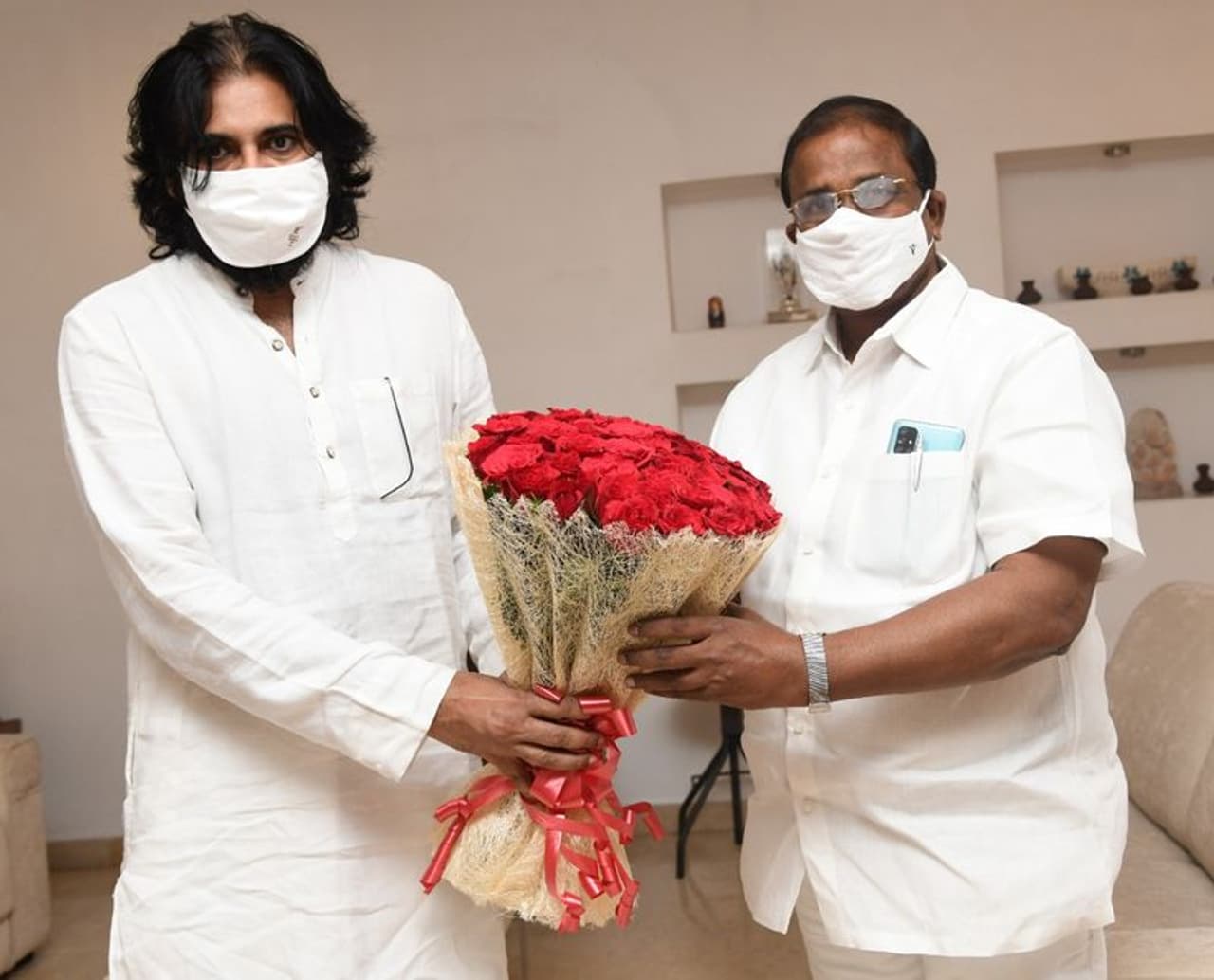 <p>పవన్ కల్యాణ్ కు పుష్ఫగుచ్చం అందిస్తున్న సోము వీర్రాజు</p> <p>పవన్ కల్యాణ్ కు పుష్ఫగుచ్చం అందిస్తున్న సోము వీర్రాజు</p>