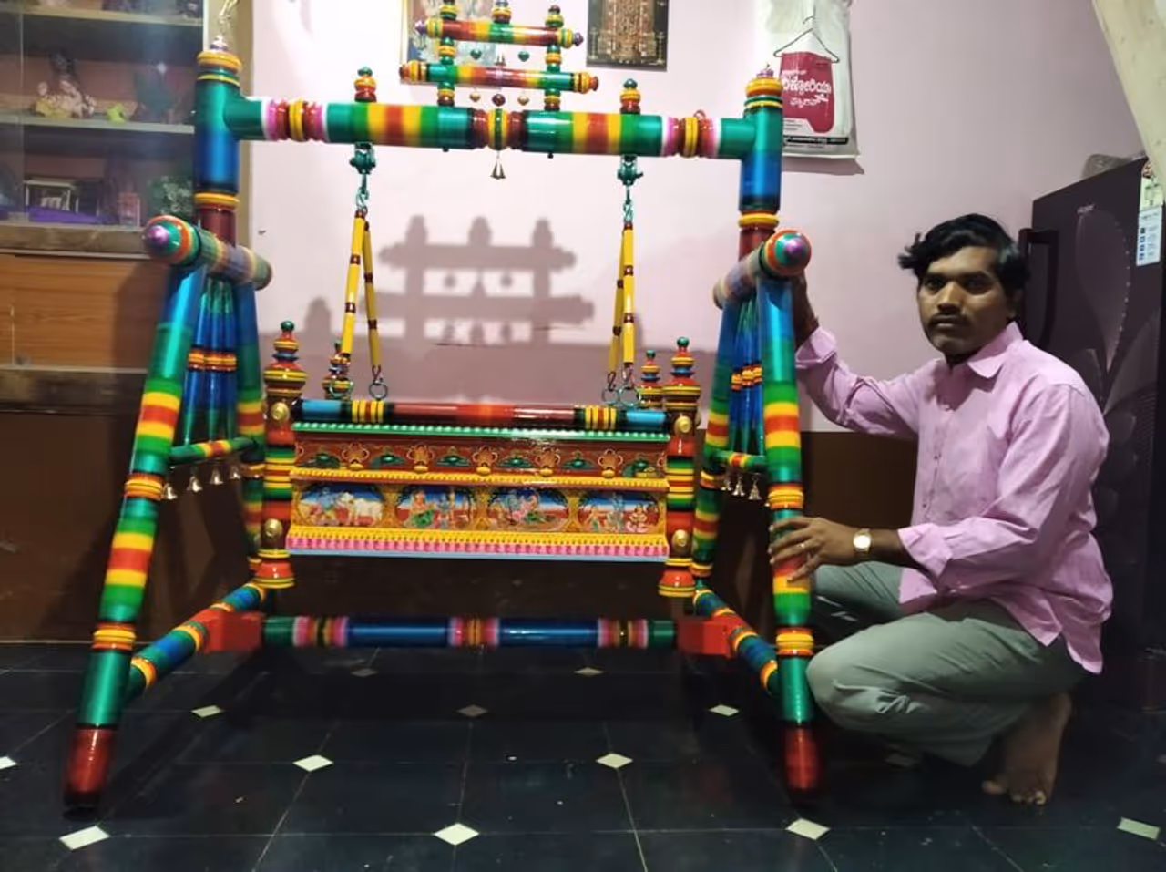 <p>ಹಾವೇರಿ ಜಿಲ್ಲೆಯ ವನಿತಾ ಎಚ್. ಗುತ್ತಲ್ ಎಂಬುವವರು ಜನಾರ್ದನ ರೆಡ್ಡಿ ಮೊಮ್ಮಗಳಿಗೆ ಈ ತೊಟ್ಟಿಲು ನೀಡುತ್ತಿದ್ದಾರೆ. </p> <p>ಹಾವೇರಿ ಜಿಲ್ಲೆಯ ವನಿತಾ ಎಚ್. ಗುತ್ತಲ್ ಎಂಬುವವರು ಜನಾರ್ದನ ರೆಡ್ಡಿ ಮೊಮ್ಮಗಳಿಗೆ ಈ ತೊಟ್ಟಿಲು ನೀಡುತ್ತಿದ್ದಾರೆ. </p>