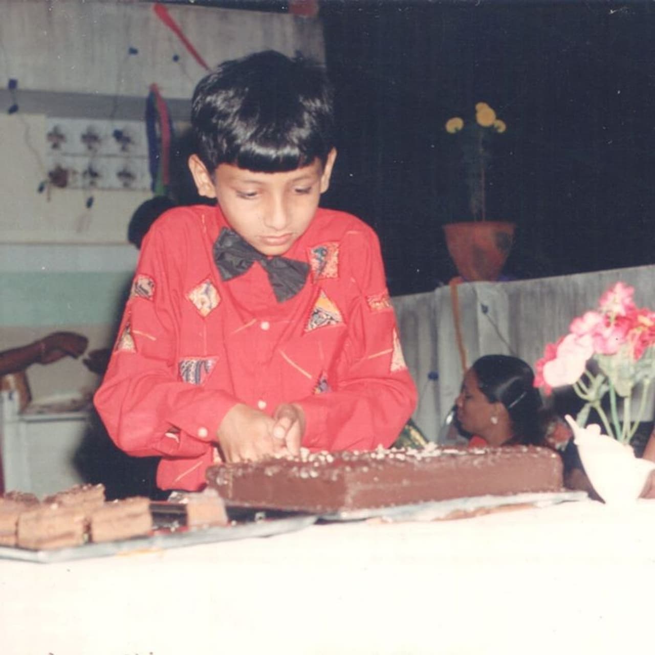 <p>கேக் கட் செய்து விளையாடும் ஜீவா </p> <p>கேக் கட் செய்து விளையாடும் ஜீவா </p>