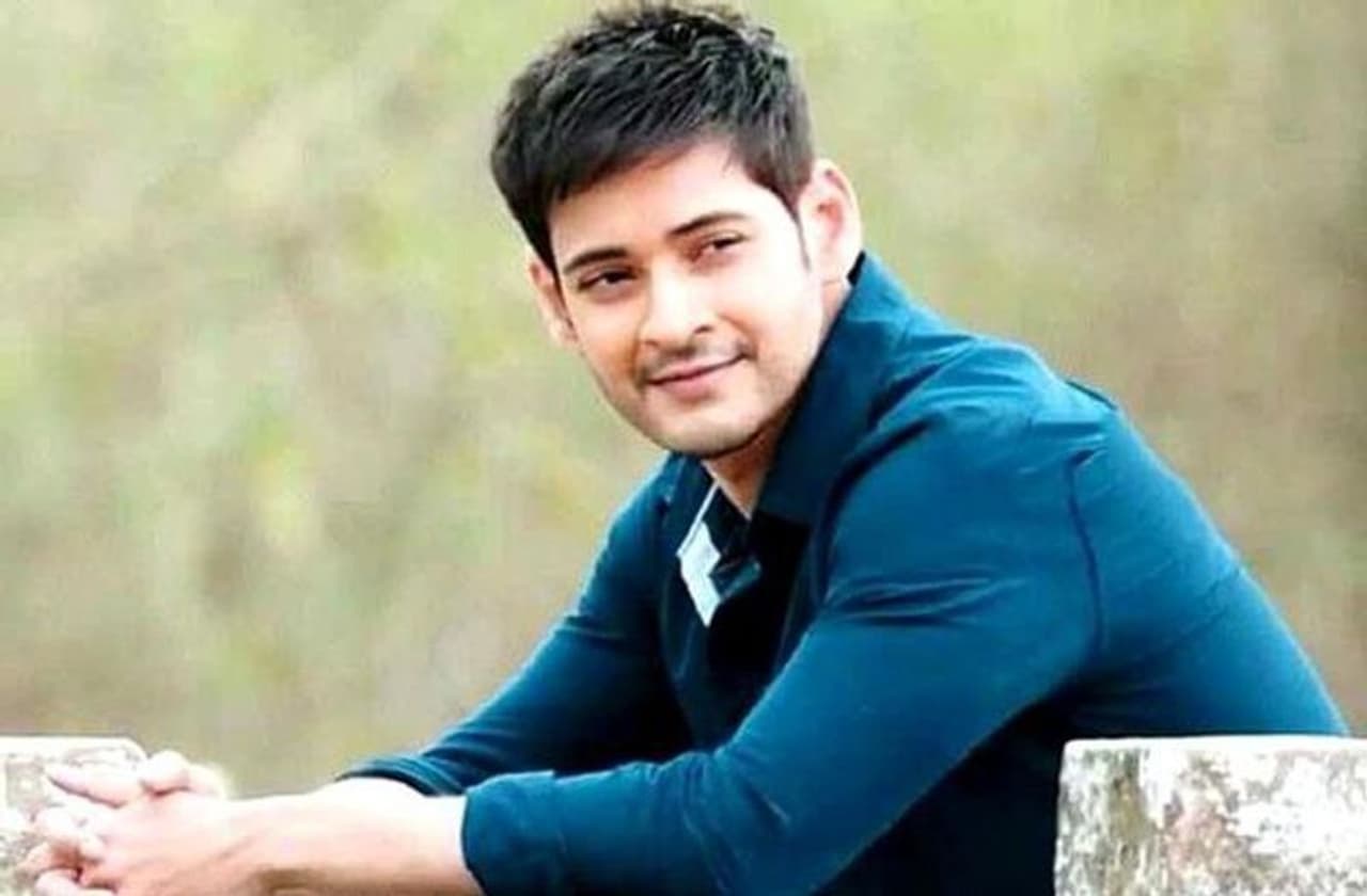 <p style="text align: justify;">టాలీవుడ్ లో అమ్మాయిల కలల రాకుమారుడు ఎవరంటే టక్కున గుర్తొచ్చే పేరు మహేష్ బాబు. ఈ హ్యాండ్ సమ్ హీరో లేడీ ఫాలోయింగ్ గురించి ఎంత చెప్పినా తక్కువే. అందానికి చిరునామాగా, ఊతపదంగా మహేష్ పేరును వాడేస్తూ ఉంటారు. </p> <p style="text align: justify;">టాలీవుడ్ లో అమ్మాయిల కలల రాకుమారుడు ఎవరంటే టక్కున గుర్తొచ్చే పేరు మహేష్ బాబు. ఈ హ్యాండ్ సమ్ హీరో లేడీ ఫాలోయింగ్ గురించి ఎంత చెప్పినా తక్కువే. అందానికి చిరునామాగా, ఊతపదంగా మహేష్ పేరును వాడేస్తూ ఉంటారు. </p>