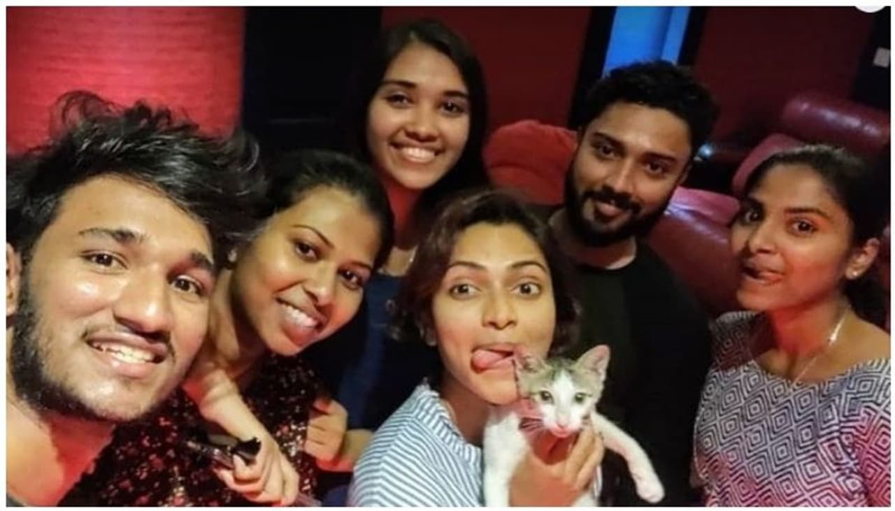 <p>കുടുംബ ബന്ധങ്ങളുടെ ആഴവും ദൃഢതയും സമൂഹമാധ്യമത്തിൽ 'പ്രദർശിപ്പിക്കാൻ' താൽപര്യമില്ലാത്ത വ്യക്തിയായിരുന്നു താനെന്ന് അമലാ പോള് പറയുന്നു.</p> <p>കുടുംബ ബന്ധങ്ങളുടെ ആഴവും ദൃഢതയും സമൂഹമാധ്യമത്തിൽ 'പ്രദർശിപ്പിക്കാൻ' താൽപര്യമില്ലാത്ത വ്യക്തിയായിരുന്നു താനെന്ന് അമലാ പോള് പറയുന്നു.</p>