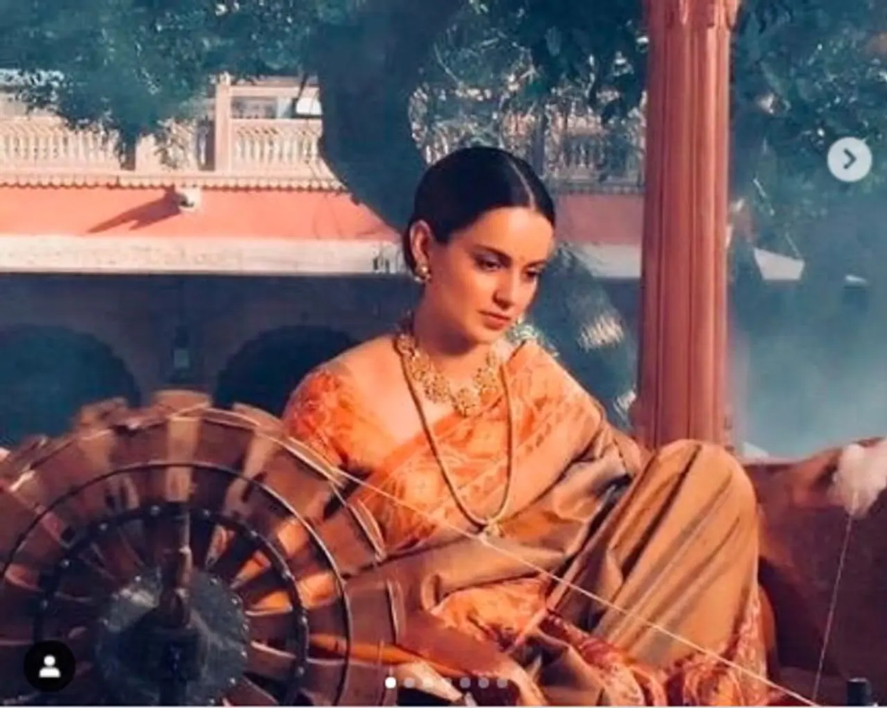 <p>ನಟಿ ಕಂಗನಾ ರಣಾವತ್ ಅವರೂ ತಮ್ಮ ಹಾಗೂ ಸಹೋದರಿ ರಂಗೋಲಿ ಅವರ ಫೋಟೋ ಶೇರ್ ಮಾಡಿಕೊಂಡಿದ್ದಾರೆ. ಕೈಮಗ್ಗವನ್ನು ಬೆಂಬಲಿಸೋಣ. ನೀವು ಕೈಮಗ್ಗದ ವಸ್ತು ಕೊಂಡಾಗ ಕಷ್ಟ ಪಡುವ ಕೈಮಗ್ಗದ ಕಾರ್ಮಿಕರನ್ನು ಬೆಂಬಲಿಸಿದಂತೆ, ನಿಮ್ಮ ತಾಯ್ನೆಲವನ್ನು ಆರಿಸಿಕೊಂಡಂತೆ ಎಂದಿದ್ದಾರೆ.</p> <p>ನಟಿ ಕಂಗನಾ ರಣಾವತ್ ಅವರೂ ತಮ್ಮ ಹಾಗೂ ಸಹೋದರಿ ರಂಗೋಲಿ ಅವರ ಫೋಟೋ ಶೇರ್ ಮಾಡಿಕೊಂಡಿದ್ದಾರೆ. ಕೈಮಗ್ಗವನ್ನು ಬೆಂಬಲಿಸೋಣ. ನೀವು ಕೈಮಗ್ಗದ ವಸ್ತು ಕೊಂಡಾಗ ಕಷ್ಟ ಪಡುವ ಕೈಮಗ್ಗದ ಕಾರ್ಮಿಕರನ್ನು ಬೆಂಬಲಿಸಿದಂತೆ, ನಿಮ್ಮ ತಾಯ್ನೆಲವನ್ನು ಆರಿಸಿಕೊಂಡಂತೆ ಎಂದಿದ್ದಾರೆ.</p>