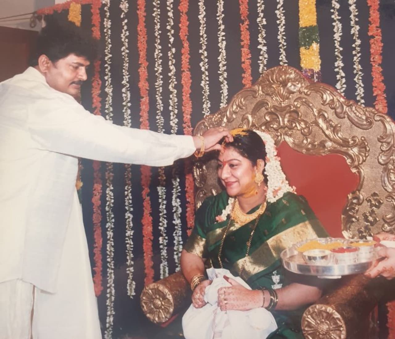 <p>ಮೂಲತಃ ತಮಿಳು ನಾಡಿನವರಾದ ಮಾಲಾಶ್ರೀ ಕನ್ನಡ ಚಿತ್ರರಂಗದ 'ರಾಣಿ' ಎಂದು ಗುರುತಿಸಿಕೊಂಡಿದ್ದಾರೆ.</p>