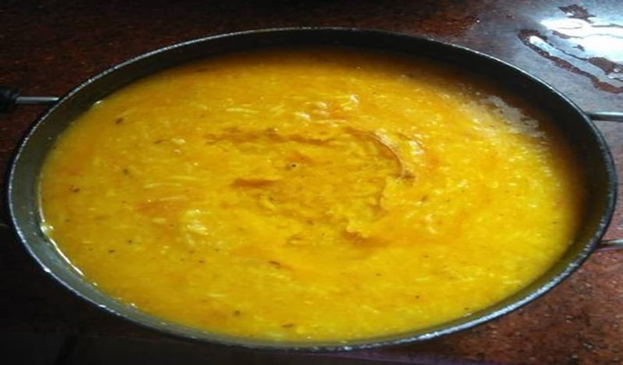 <p><br />కిచిడీ ఈ పేరు వినగానే చాలా మంది అమ్మో బోరింగ్ అనేస్తుంటారు. ఇంకొందరైతే... అది పేషెంట్స్ ఫుడ్ అంటూ దాని జోలికి కూడా పోరు. మన దగ్గర కాస్త తక్కువ కానీ.. గుజరాత్ లో మాత్రం దీనిని ఎక్కువగా చేసుకుంటారు. అయితే.. చాలా మంది బోరింగ్ గా ఫీలయ్యే ఈ కిచిడీ అంటే మన ప్రధాని నరేంద్రమోదీకి చాలా ఇష్టం అంట. </p> <p><br />కిచిడీ ఈ పేరు వినగానే చాలా మంది అమ్మో బోరింగ్ అనేస్తుంటారు. ఇంకొందరైతే... అది పేషెంట్స్ ఫుడ్ అంటూ దాని జోలికి కూడా పోరు. మన దగ్గర కాస్త తక్కువ కానీ.. గుజరాత్ లో మాత్రం దీనిని ఎక్కువగా చేసుకుంటారు. అయితే.. చాలా మంది బోరింగ్ గా ఫీలయ్యే ఈ కిచిడీ అంటే మన ప్రధాని నరేంద్రమోదీకి చాలా ఇష్టం అంట. </p>