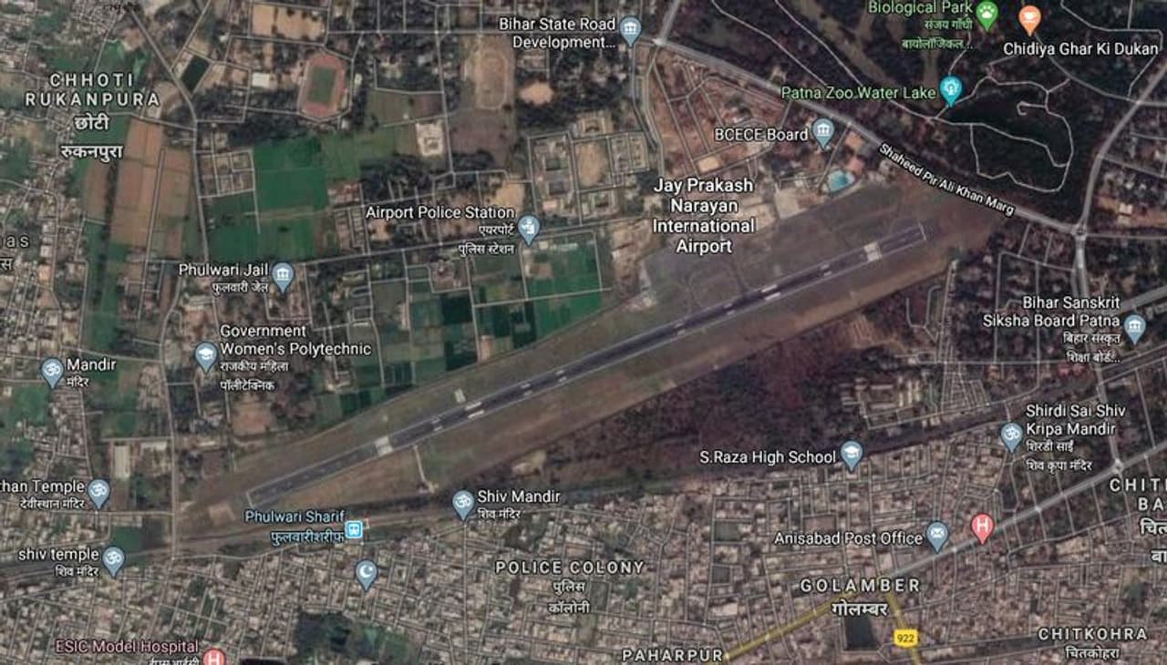 <p><strong>പട്ന വിമാനത്താവളം </strong><br />റൺവേകളുടെ ദൈർഘ്യം 9000 അടിക്ക് പകരം 6410 അടി മാത്രമാണ്. റൺവേയുടെ ദൈർഘ്യം, സ്ഥാനം, ട്രാഫിക് എന്നിവയുടെ അപര്യാപ്തതയാണ് പട്നയുടെ ജയ് പ്രകാശ് നാരായണ അന്താരാഷ്ട്ര വിമാനത്താവളത്തെ അപകടത്തിലാക്കുന്നത്. </p> <p><strong>പട്ന വിമാനത്താവളം </strong><br />റൺവേകളുടെ ദൈർഘ്യം 9000 അടിക്ക് പകരം 6410 അടി മാത്രമാണ്. റൺവേയുടെ ദൈർഘ്യം, സ്ഥാനം, ട്രാഫിക് എന്നിവയുടെ അപര്യാപ്തതയാണ് പട്നയുടെ ജയ് പ്രകാശ് നാരായണ അന്താരാഷ്ട്ര വിമാനത്താവളത്തെ അപകടത്തിലാക്കുന്നത്. </p>