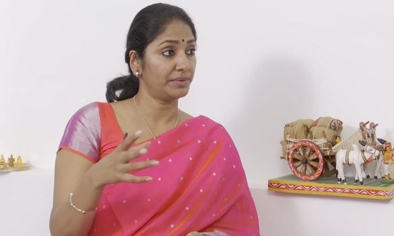 <p style="text align: justify;">టాలీవుడ్ టాప్ యాంకర్ ఝాన్సీ త్వరలో మరో కొత్త షోతో ప్రేక్షకుల ముందుకు వచ్చేందుకు రెడీ అవుతున్నారు. ఒకప్పుడు బిజీ యాంకర్ గా ఉన్న ఝాన్సీ ఇటీవల గ్యాప్ తీసుకున్నారు. త్వరలో ఓ డిఫరెంట్ షోతో ప్రేక్షకుల ముందుకు రానున్న ఈ సీనియర్ యాంకర్ ఆ షోకు సంబంధించిన వివరాలను ఓ ఇంటర్వ్యూలో వెల్లడించారు.</p> <p style="text align: justify;">టాలీవుడ్ టాప్ యాంకర్ ఝాన్సీ త్వరలో మరో కొత్త షోతో ప్రేక్షకుల ముందుకు వచ్చేందుకు రెడీ అవుతున్నారు. ఒకప్పుడు బిజీ యాంకర్ గా ఉన్న ఝాన్సీ ఇటీవల గ్యాప్ తీసుకున్నారు. త్వరలో ఓ డిఫరెంట్ షోతో ప్రేక్షకుల ముందుకు రానున్న ఈ సీనియర్ యాంకర్ ఆ షోకు సంబంధించిన వివరాలను ఓ ఇంటర్వ్యూలో వెల్లడించారు.</p>